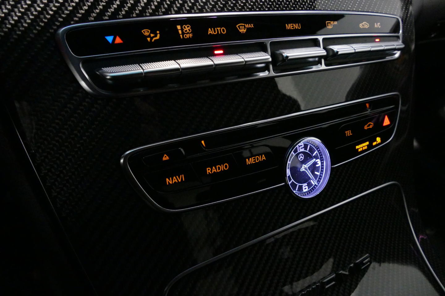 Mercedes-Benz C-Klasse 180 AMG Line / Orig. Nederlands / C63s AMG Diffuser / Panamericana Grille / Carbon interieurdelen / Burmester Surround Sound / Elektr. verstelbare voorstoelen + memory / Ambienteverlichting / Stoelverwarming / Apple Carplay - Android Auto / 20'' LMV / Ach