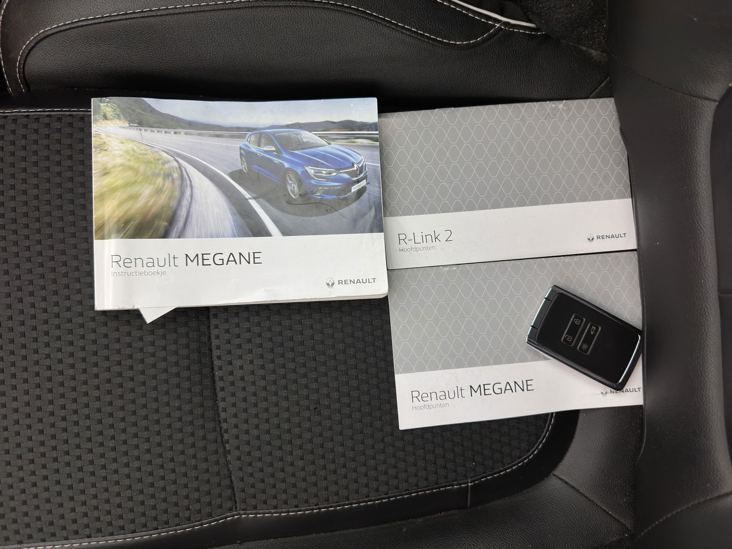 Renault Mégane Estate 1.5 dCi Bose *1/2 LEATHER | FULL-LED | NAVI-FULLMAP | CAMERA | KEYLESS | COMFORT-SEATS | ECC | PDC | 17''ALU*