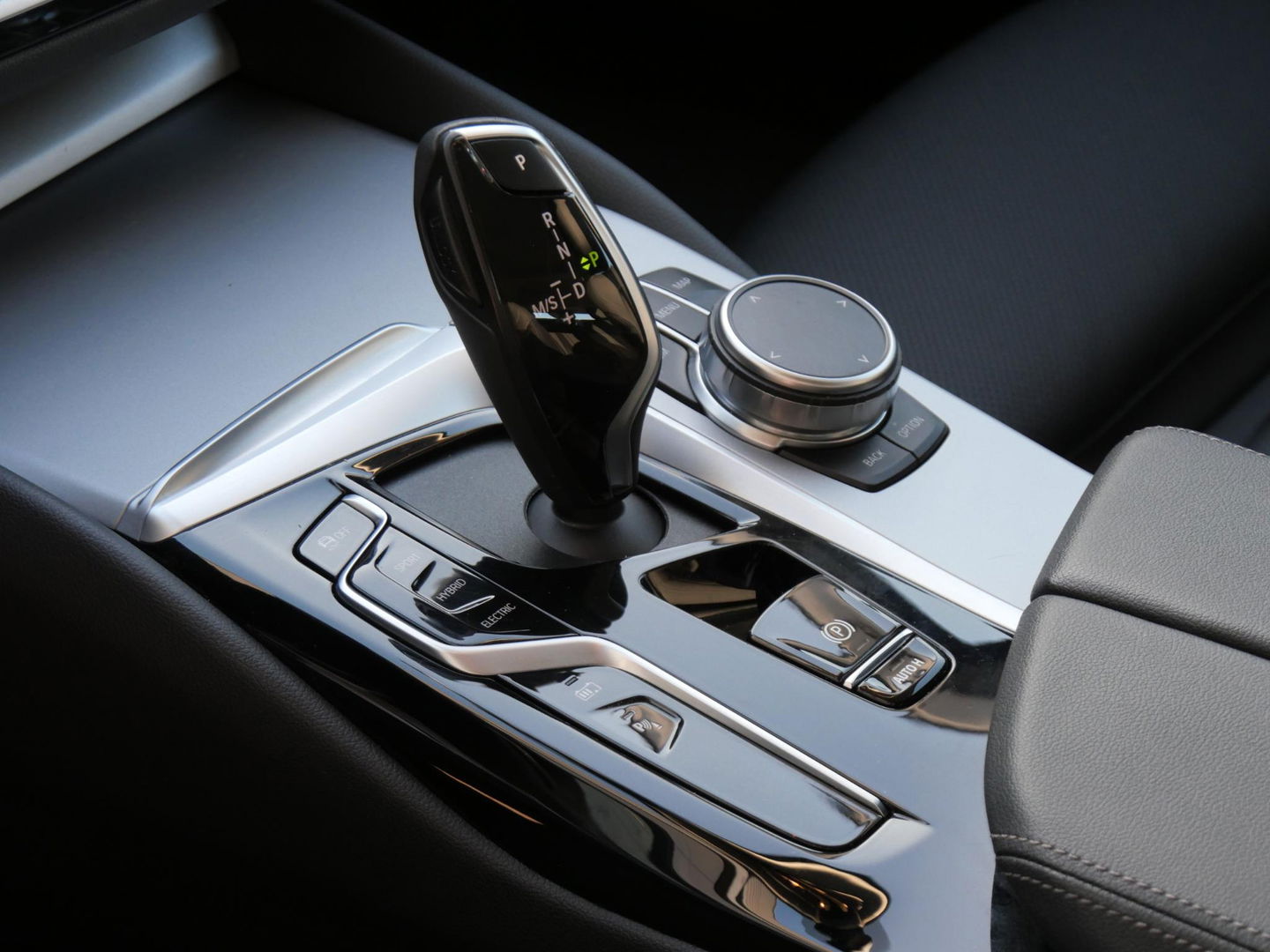 BMW 5 Serie TOURING 530e/ PANORAMADAK/ HEAD-UP/ TREKHAAK/ H&K AUDIO/ LASER LED