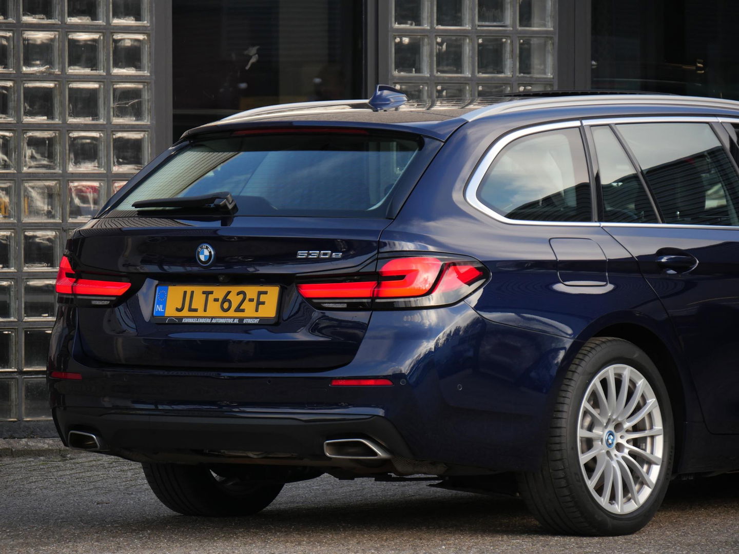 BMW 5 Serie TOURING 530e/ PANORAMADAK/ HEAD-UP/ TREKHAAK/ H&K AUDIO/ LASER LED