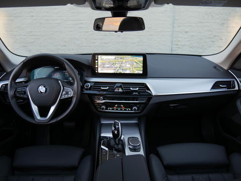 BMW 5 Serie TOURING 530e/ PANORAMADAK/ HEAD-UP/ TREKHAAK/ H&K AUDIO/ LASER LED