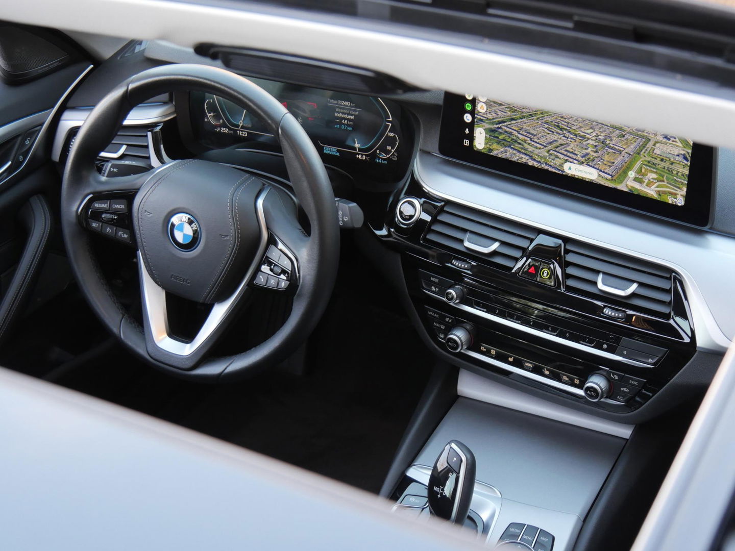 BMW 5 Serie TOURING 530e/ PANORAMADAK/ HEAD-UP/ TREKHAAK/ H&K AUDIO/ LASER LED