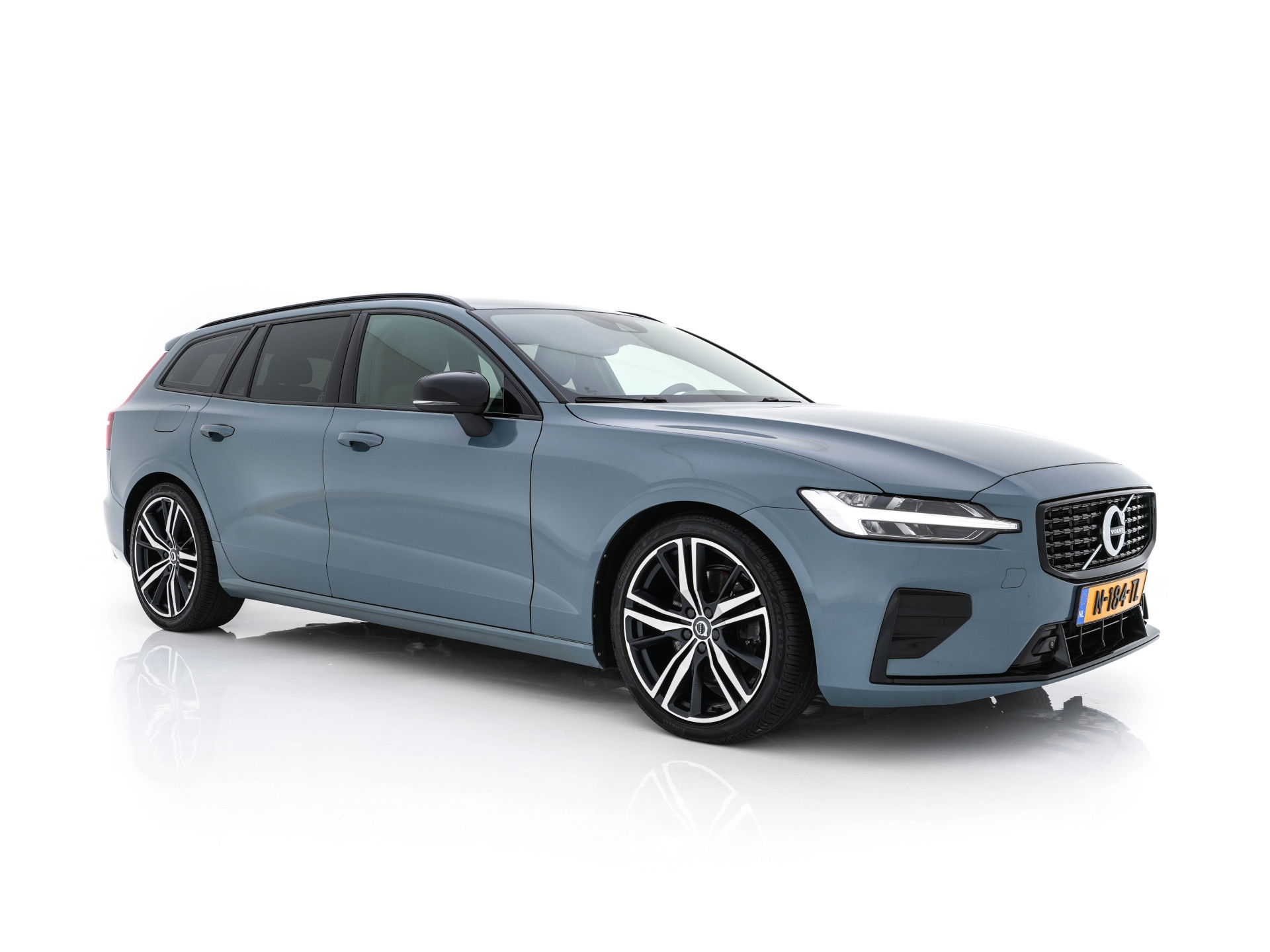 Volvo V60 2.0 B3 R-Design (INCL-BTW) *LEATHER-FABRIC | DIGI-COCKPIT | FULL-LED | MEMORY-PACK | HEATED-SPORTSEATS | LANE-ASSIST | NAVI-FULLMAP | CAMERA | DAB+ | PRIVACY-GLASS | ECC | PDC | TOWBAR | 19''ALU*