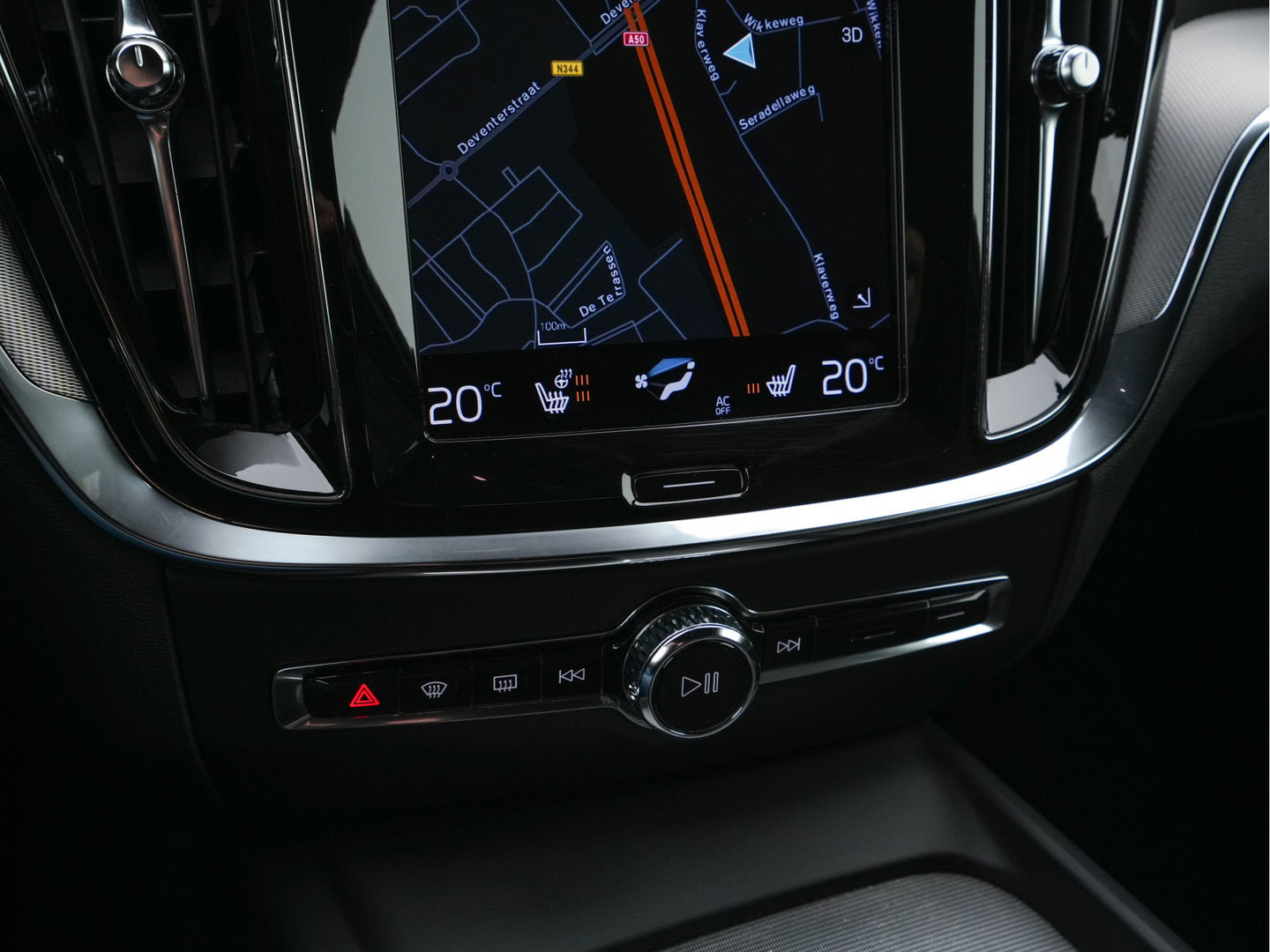 Volvo V60 2.0 B3 R-Design (INCL-BTW) *LEATHER-FABRIC | DIGI-COCKPIT | FULL-LED | MEMORY-PACK | HEATED-SPORTSEATS | LANE-ASSIST | NAVI-FULLMAP | CAMERA | DAB+ | PRIVACY-GLASS | ECC | PDC | TOWBAR | 19''ALU*