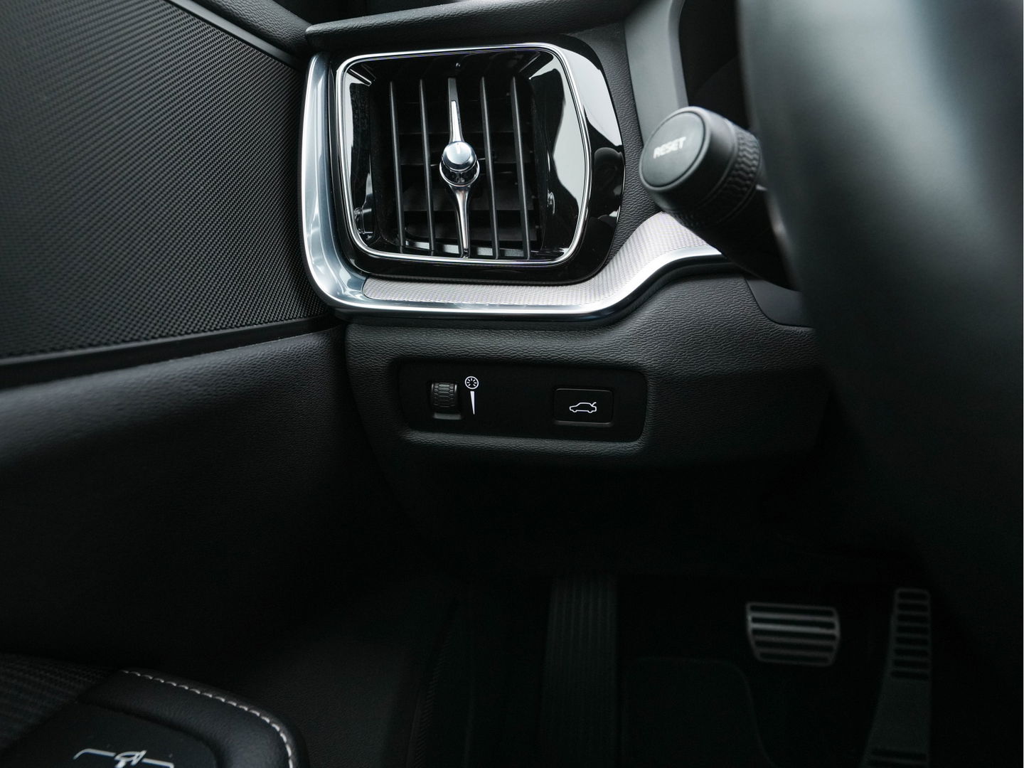 Volvo V60 2.0 B3 R-Design (INCL-BTW) *LEATHER-FABRIC | DIGI-COCKPIT | FULL-LED | MEMORY-PACK | HEATED-SPORTSEATS | LANE-ASSIST | NAVI-FULLMAP | CAMERA | DAB+ | PRIVACY-GLASS | ECC | PDC | TOWBAR | 19''ALU*