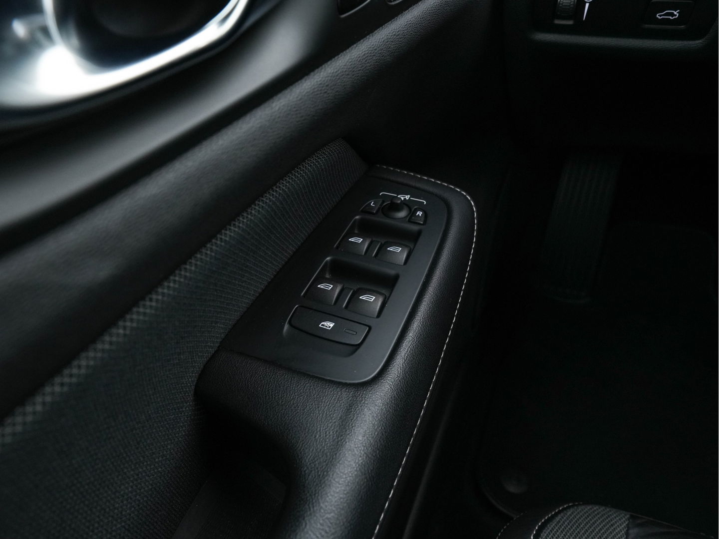 Volvo V60 2.0 B3 R-Design (INCL-BTW) *LEATHER-FABRIC | DIGI-COCKPIT | FULL-LED | MEMORY-PACK | HEATED-SPORTSEATS | LANE-ASSIST | NAVI-FULLMAP | CAMERA | DAB+ | PRIVACY-GLASS | ECC | PDC | TOWBAR | 19''ALU*