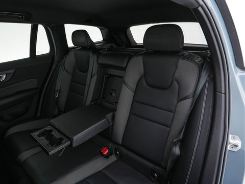 Volvo V60 2.0 B3 R-Design (INCL-BTW) *LEATHER-FABRIC | DIGI-COCKPIT | FULL-LED | MEMORY-PACK | HEATED-SPORTSEATS | LANE-ASSIST | NAVI-FULLMAP | CAMERA | DAB+ | PRIVACY-GLASS | ECC | PDC | TOWBAR | 19''ALU*