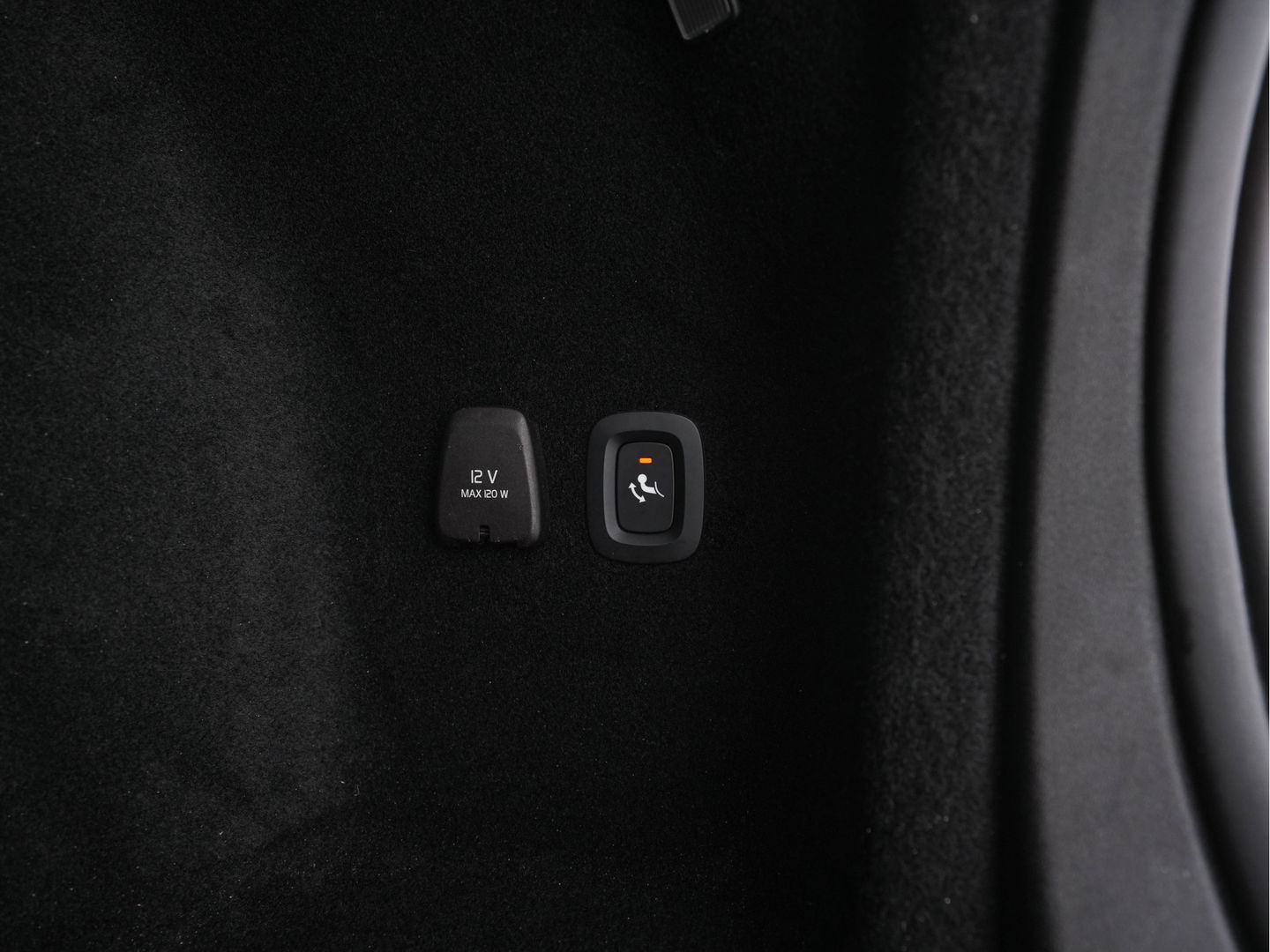 Volvo V60 2.0 B3 R-Design (INCL-BTW) *LEATHER-FABRIC | DIGI-COCKPIT | FULL-LED | MEMORY-PACK | HEATED-SPORTSEATS | LANE-ASSIST | NAVI-FULLMAP | CAMERA | DAB+ | PRIVACY-GLASS | ECC | PDC | TOWBAR | 19''ALU*