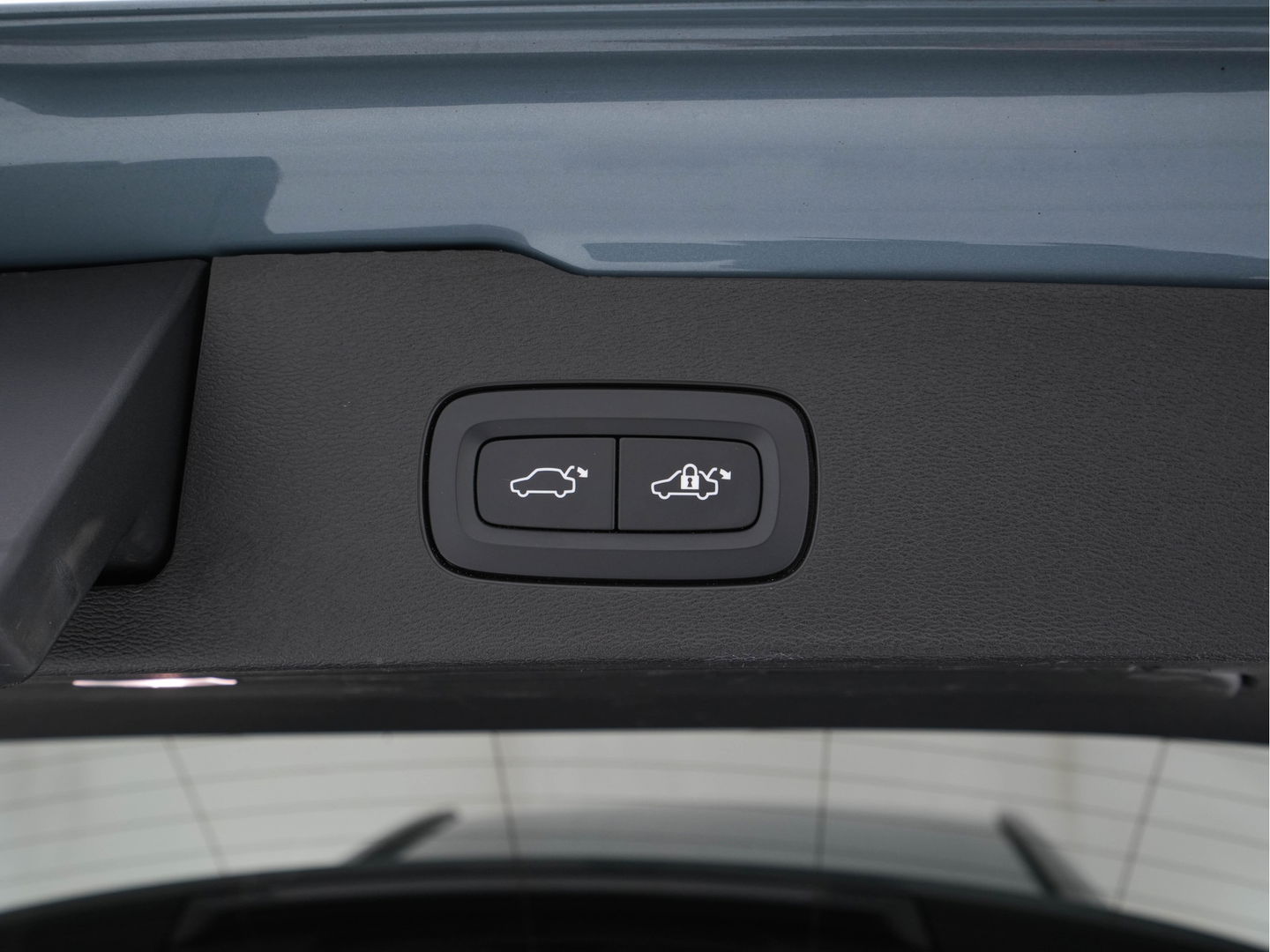 Volvo V60 2.0 B3 R-Design (INCL-BTW) *LEATHER-FABRIC | DIGI-COCKPIT | FULL-LED | MEMORY-PACK | HEATED-SPORTSEATS | LANE-ASSIST | NAVI-FULLMAP | CAMERA | DAB+ | PRIVACY-GLASS | ECC | PDC | TOWBAR | 19''ALU*