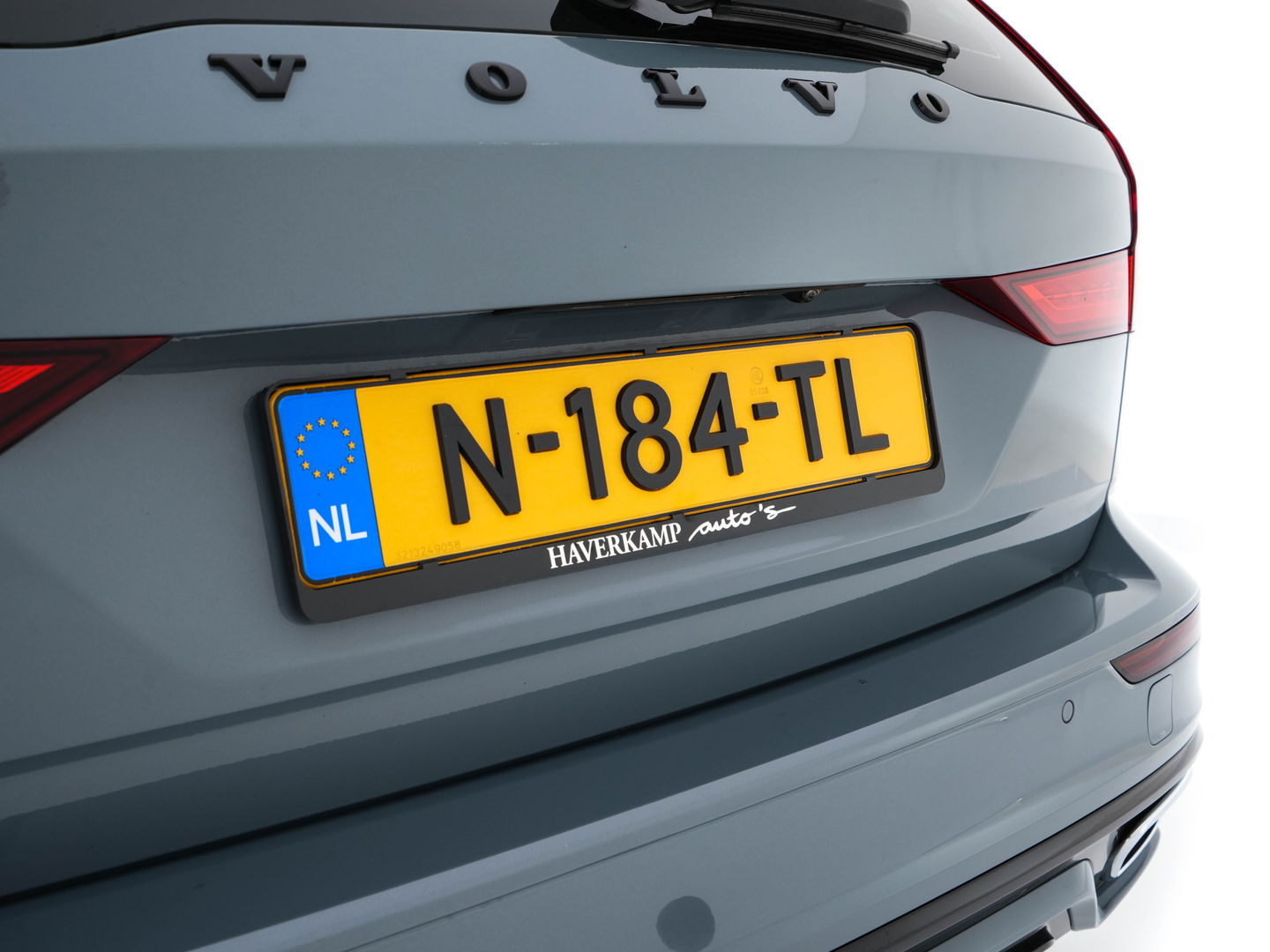 Volvo V60 2.0 B3 R-Design (INCL-BTW) *LEATHER-FABRIC | DIGI-COCKPIT | FULL-LED | MEMORY-PACK | HEATED-SPORTSEATS | LANE-ASSIST | NAVI-FULLMAP | CAMERA | DAB+ | PRIVACY-GLASS | ECC | PDC | TOWBAR | 19''ALU*