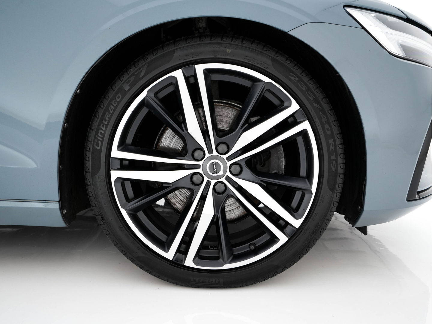 Volvo V60 2.0 B3 R-Design (INCL-BTW) *LEATHER-FABRIC | DIGI-COCKPIT | FULL-LED | MEMORY-PACK | HEATED-SPORTSEATS | LANE-ASSIST | NAVI-FULLMAP | CAMERA | DAB+ | PRIVACY-GLASS | ECC | PDC | TOWBAR | 19''ALU*