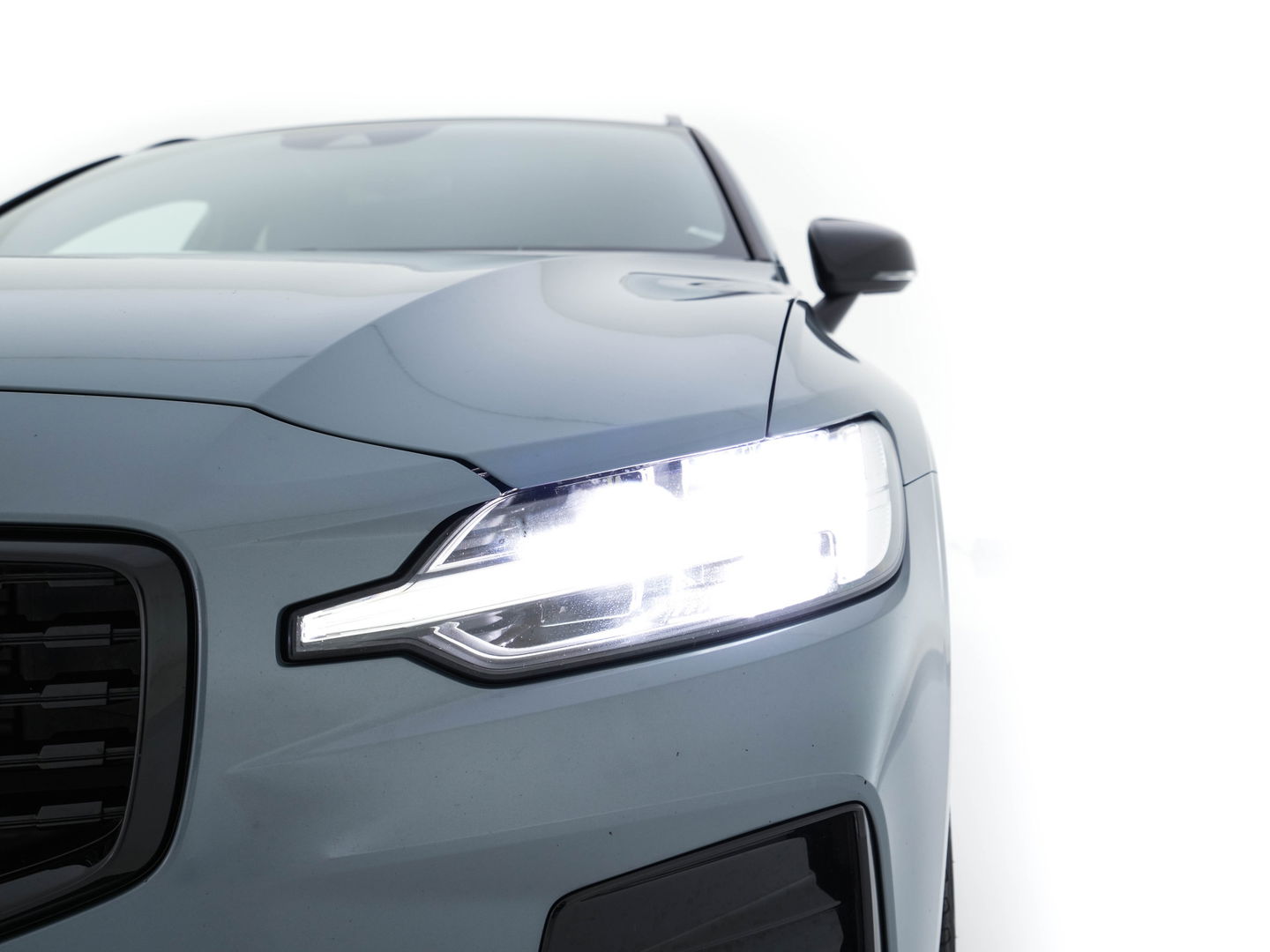 Volvo V60 2.0 B3 R-Design (INCL-BTW) *LEATHER-FABRIC | DIGI-COCKPIT | FULL-LED | MEMORY-PACK | HEATED-SPORTSEATS | LANE-ASSIST | NAVI-FULLMAP | CAMERA | DAB+ | PRIVACY-GLASS | ECC | PDC | TOWBAR | 19''ALU*