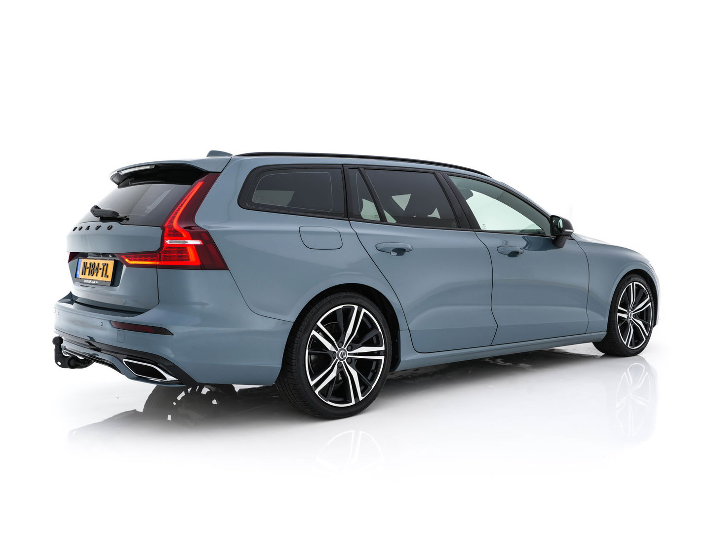 Volvo V60 2.0 B3 R-Design (INCL-BTW) *LEATHER-FABRIC | DIGI-COCKPIT | FULL-LED | MEMORY-PACK | HEATED-SPORTSEATS | LANE-ASSIST | NAVI-FULLMAP | CAMERA | DAB+ | PRIVACY-GLASS | ECC | PDC | TOWBAR | 19''ALU*