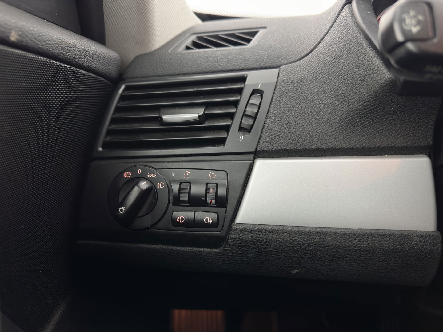 BMW X3 2.0i Introduction *NAVI-FULLMAP | SPORT-SEATS | ECC | PDC | CRUISE | HEATED SEATS | TOWBAR | 17''ALU*