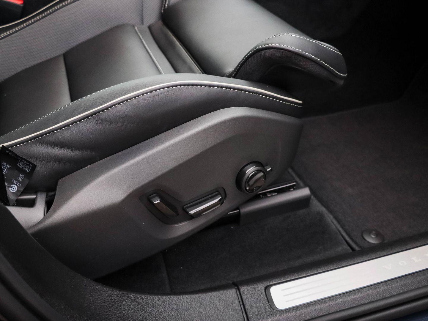 Volvo XC60 T6 AWD Plus Black Edition MY2026 Pano HeadUp 360 21 inch