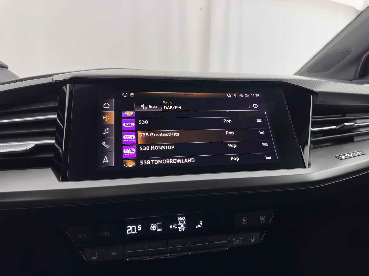 Audi Q4 e-tron 40 Launch edition Advanced Plus 77 kWh [3-Fase] {SOH-93%} (INCL-BTW) *HEATPUMP | ADAPT-CRUISE | MATRIX-LED | NAVI-FULLMAP | KEYLESS | CAMERA | DIGI-COCKPIT | DAB | AMBIENT-LIGHT | HEATED-SPORTSEATS | SHIFT-PADDLES | PRIVACY-GLASS | 19''ALU*