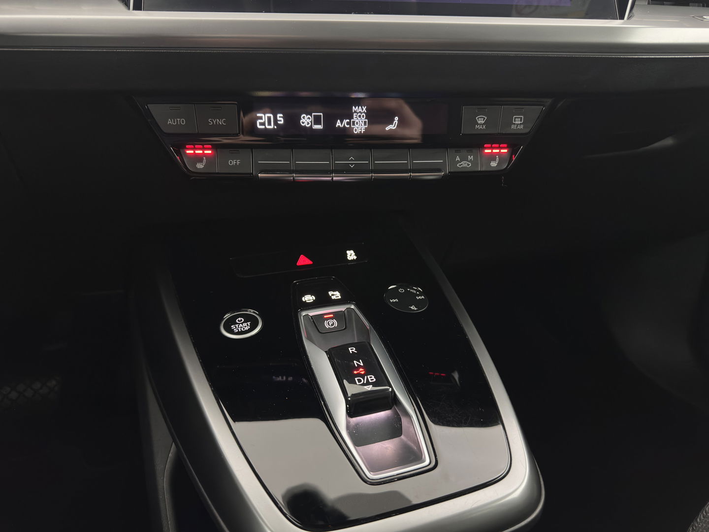 Audi Q4 e-tron 40 Launch edition Advanced Plus 77 kWh [3-Fase] {SOH-93%} (INCL-BTW) *HEATPUMP | ADAPT-CRUISE | MATRIX-LED | NAVI-FULLMAP | KEYLESS | CAMERA | DIGI-COCKPIT | DAB | AMBIENT-LIGHT | HEATED-SPORTSEATS | SHIFT-PADDLES | PRIVACY-GLASS | 19''ALU*