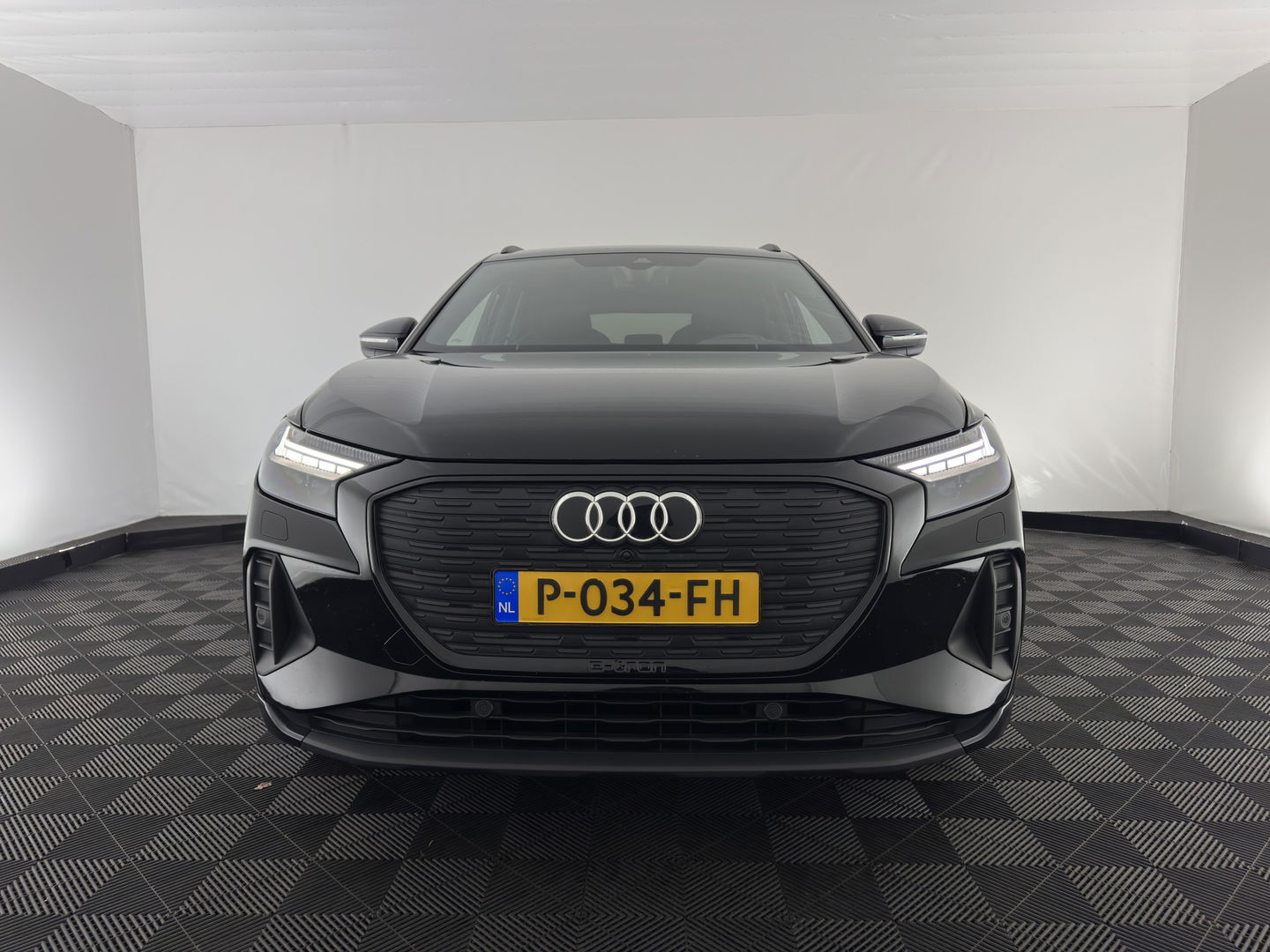 Audi Q4 e-tron 40 Launch edition Advanced Plus 77 kWh [3-Fase] {SOH-93%} (INCL-BTW) *HEATPUMP | ADAPT-CRUISE | MATRIX-LED | NAVI-FULLMAP | KEYLESS | CAMERA | DIGI-COCKPIT | DAB | AMBIENT-LIGHT | HEATED-SPORTSEATS | SHIFT-PADDLES | PRIVACY-GLASS | 19''ALU*