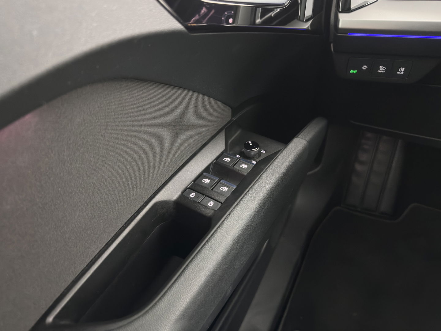 Audi Q4 e-tron 40 Launch edition Advanced Plus 77 kWh [3-Fase] {SOH-93%} (INCL-BTW) *HEATPUMP | ADAPT-CRUISE | MATRIX-LED | NAVI-FULLMAP | KEYLESS | CAMERA | DIGI-COCKPIT | DAB | AMBIENT-LIGHT | HEATED-SPORTSEATS | SHIFT-PADDLES | PRIVACY-GLASS | 19''ALU*