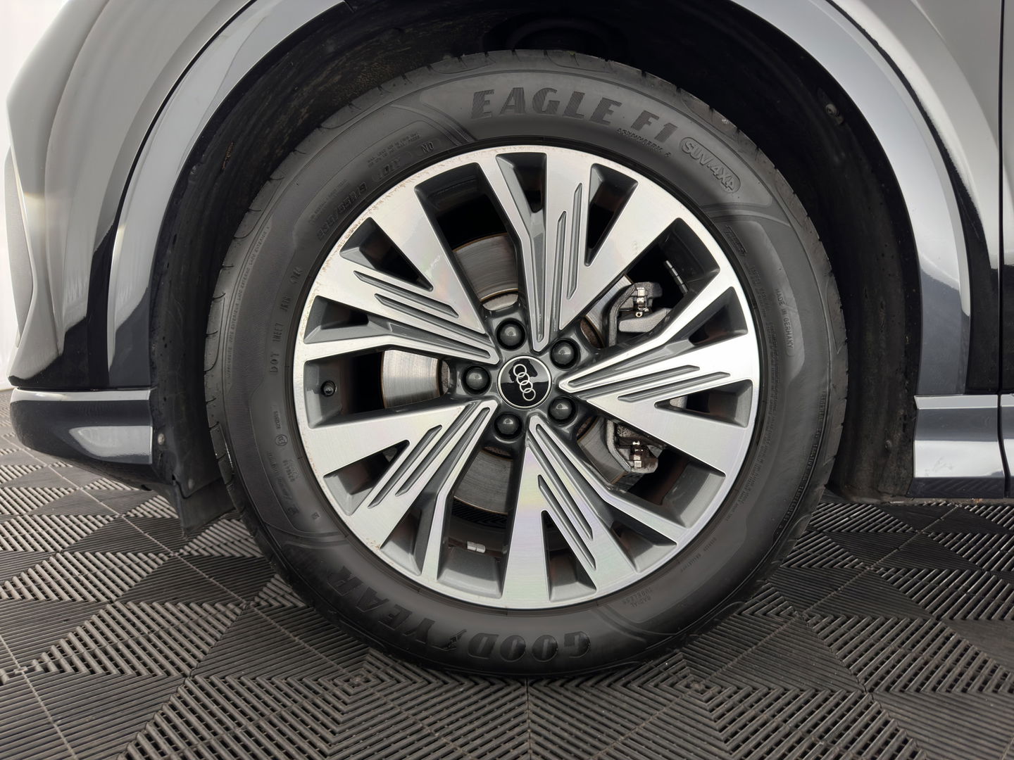 Audi Q4 e-tron 40 Launch edition Advanced Plus 77 kWh (INCL-BTW) *HEATPUMP | ADAPT-CRUISE | MATRIX-LED | NAVI-FULLMAP | KEYLESS | CAMERA | DIGI-COCKPIT | DAB | AMBIENT-LIGHT | SPORT-SEATS | 19''ALU*