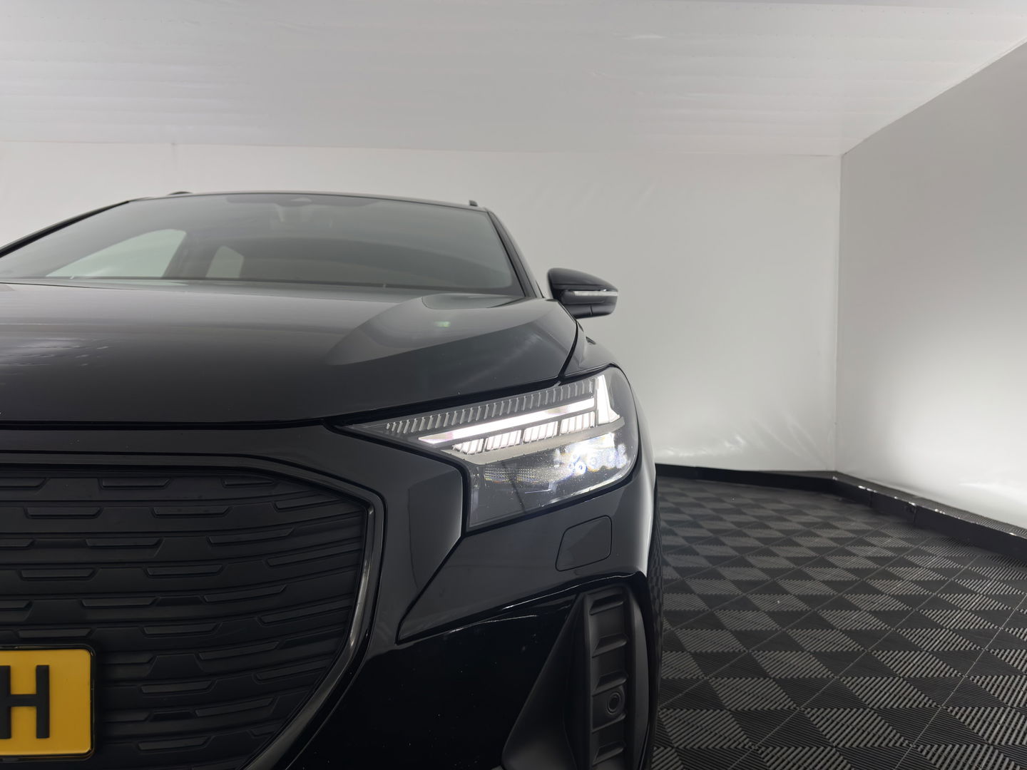 Audi Q4 e-tron 40 Launch edition Advanced Plus 77 kWh (INCL-BTW) *HEATPUMP | ADAPT-CRUISE | MATRIX-LED | NAVI-FULLMAP | KEYLESS | CAMERA | DIGI-COCKPIT | DAB | AMBIENT-LIGHT | SPORT-SEATS | 19''ALU*