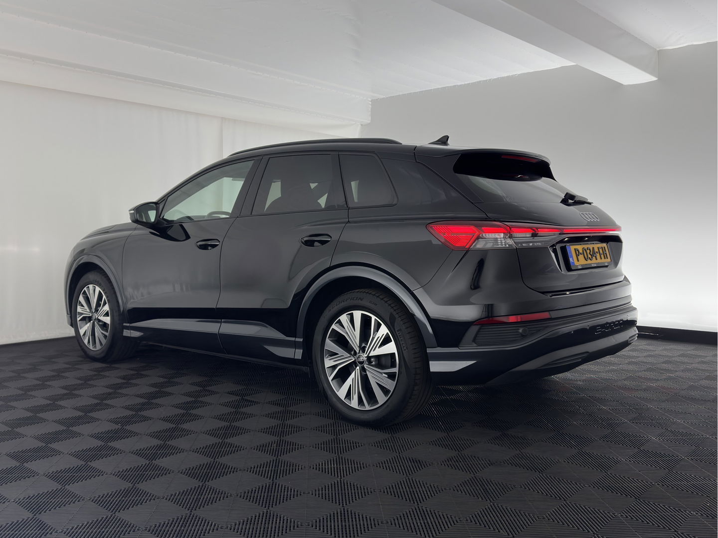 Audi Q4 e-tron 40 Launch edition Advanced Plus 77 kWh [3-Fase] {SOH-93%} (INCL-BTW) *HEATPUMP | ADAPT-CRUISE | MATRIX-LED | NAVI-FULLMAP | KEYLESS | CAMERA | DIGI-COCKPIT | DAB | AMBIENT-LIGHT | HEATED-SPORTSEATS | SHIFT-PADDLES | PRIVACY-GLASS | 19''ALU*