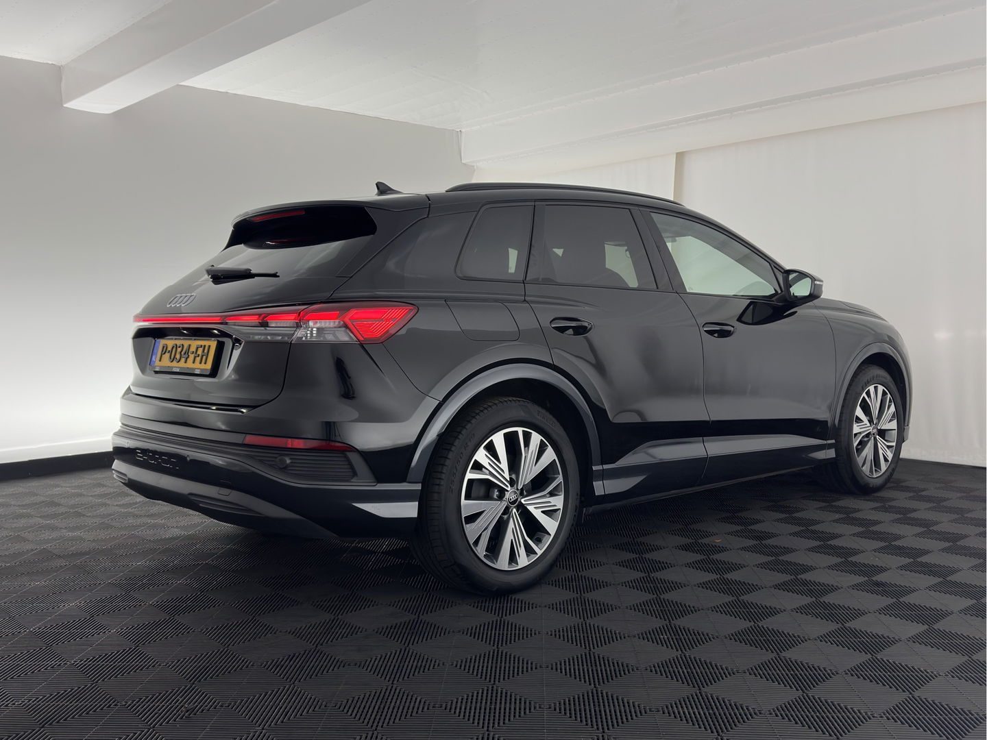 Audi Q4 e-tron 40 Launch edition Advanced Plus 77 kWh (INCL-BTW) *HEATPUMP | ADAPT-CRUISE | MATRIX-LED | NAVI-FULLMAP | KEYLESS | CAMERA | DIGI-COCKPIT | DAB | AMBIENT-LIGHT | SPORT-SEATS | 19''ALU*