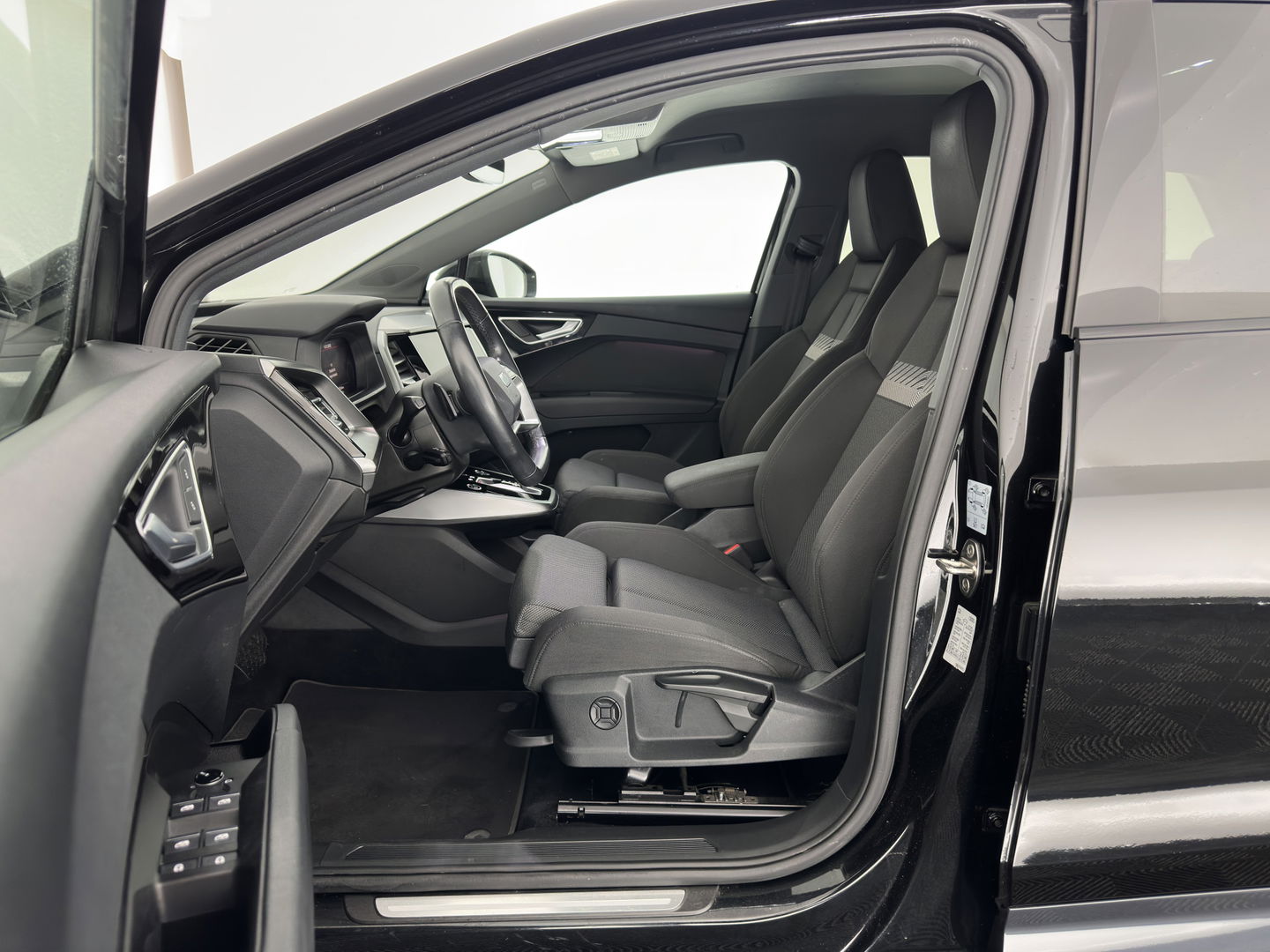 Audi Q4 e-tron 40 Launch edition Advanced Plus 77 kWh (INCL-BTW) *HEATPUMP | ADAPT-CRUISE | MATRIX-LED | NAVI-FULLMAP | KEYLESS | CAMERA | DIGI-COCKPIT | DAB | AMBIENT-LIGHT | SPORT-SEATS | 19''ALU*