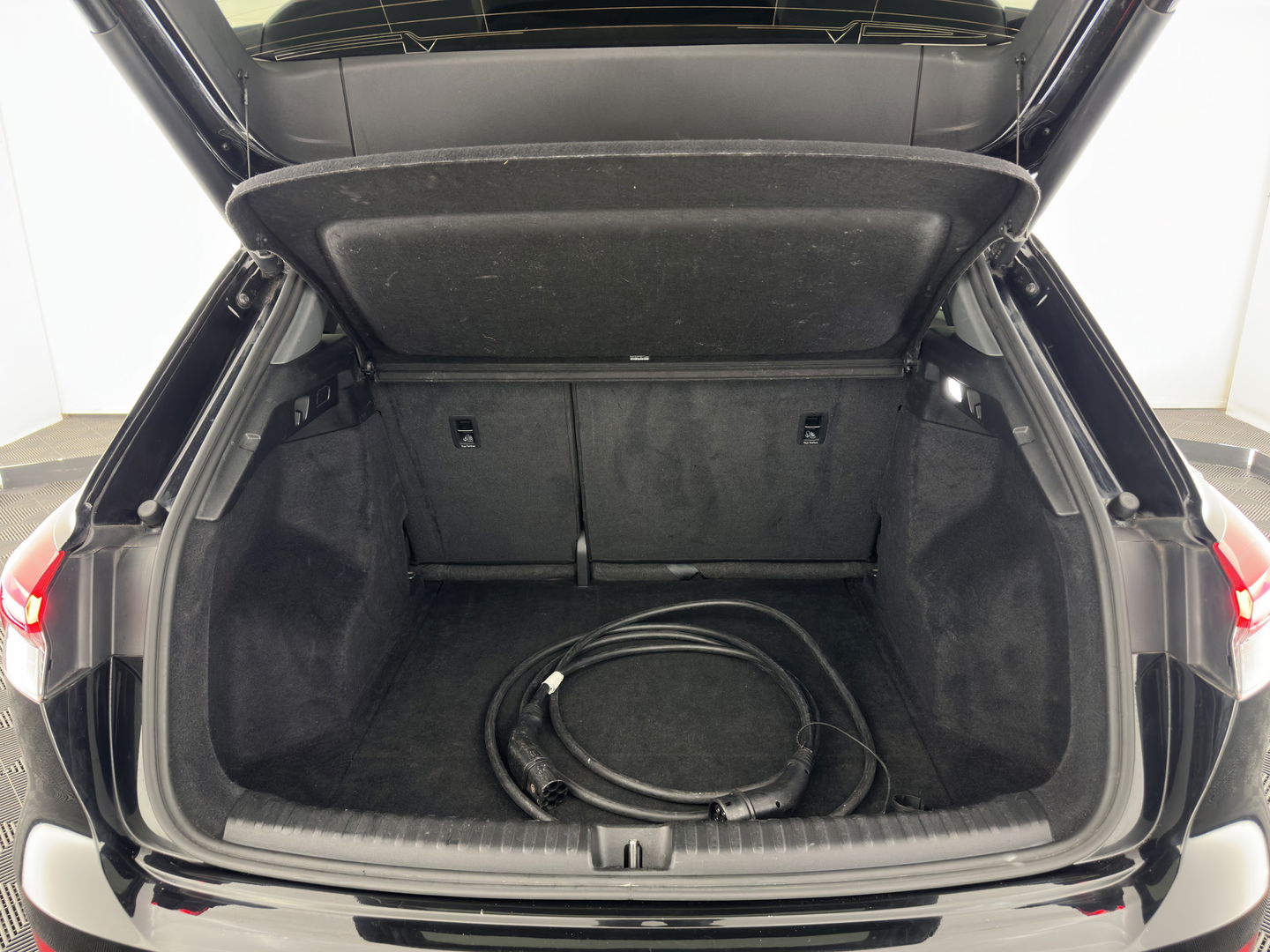 Audi Q4 e-tron 40 Launch edition Advanced Plus 77 kWh [3-Fase] {SOH-93%} (INCL-BTW) *HEATPUMP | ADAPT-CRUISE | MATRIX-LED | NAVI-FULLMAP | KEYLESS | CAMERA | DIGI-COCKPIT | DAB | AMBIENT-LIGHT | HEATED-SPORTSEATS | SHIFT-PADDLES | PRIVACY-GLASS | 19''ALU*