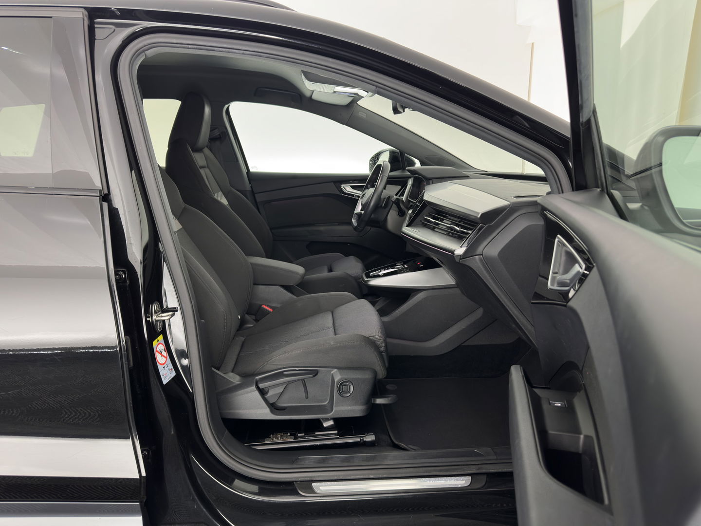 Audi Q4 e-tron 40 Launch edition Advanced Plus 77 kWh [3-Fase] {SOH-93%} (INCL-BTW) *HEATPUMP | ADAPT-CRUISE | MATRIX-LED | NAVI-FULLMAP | KEYLESS | CAMERA | DIGI-COCKPIT | DAB | AMBIENT-LIGHT | HEATED-SPORTSEATS | SHIFT-PADDLES | PRIVACY-GLASS | 19''ALU*