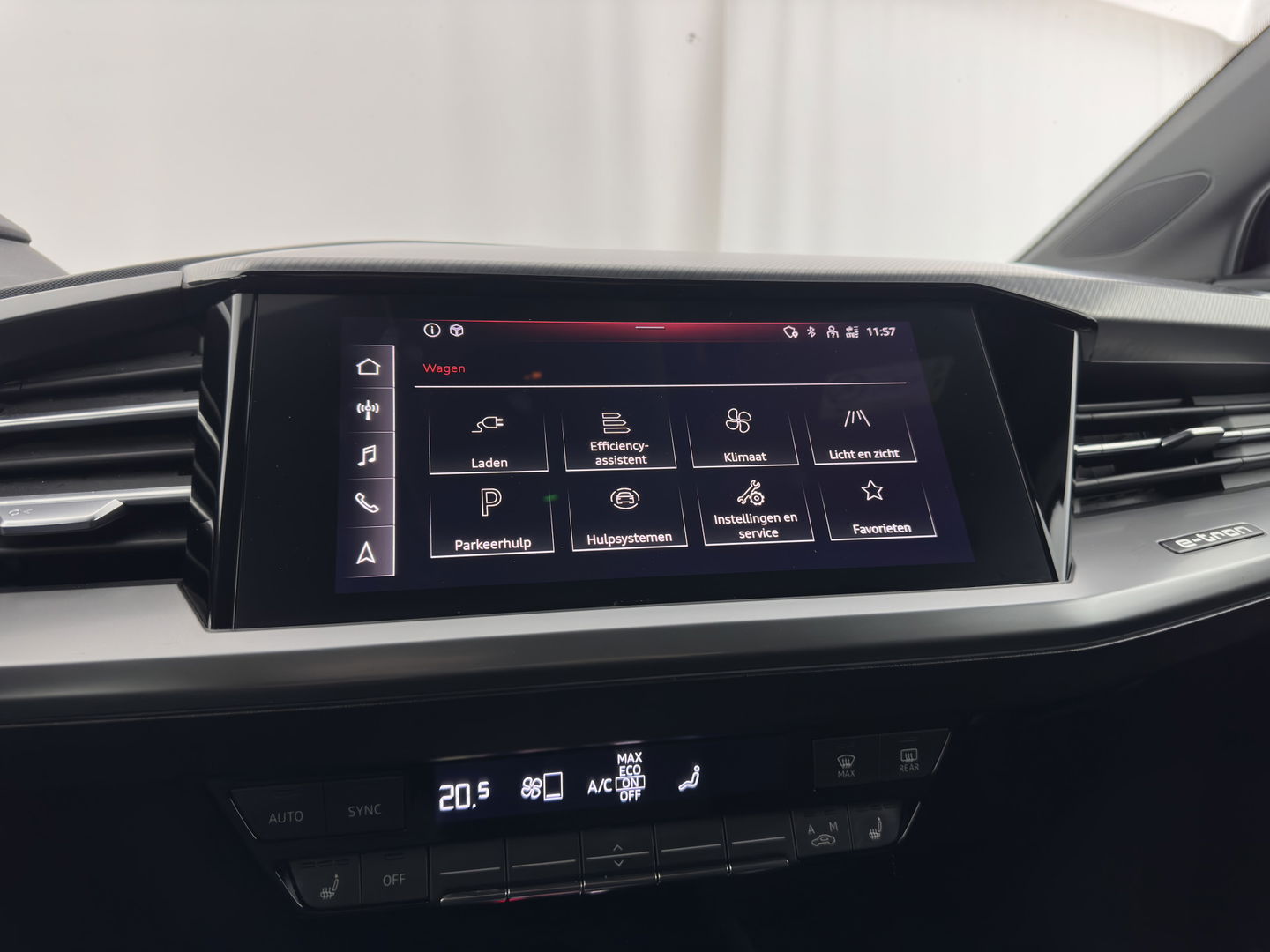 Audi Q4 e-tron 40 Launch edition Advanced Plus 77 kWh [3-Fase] {SOH-93%} (INCL-BTW) *HEATPUMP | ADAPT-CRUISE | MATRIX-LED | NAVI-FULLMAP | KEYLESS | CAMERA | DIGI-COCKPIT | DAB | AMBIENT-LIGHT | HEATED-SPORTSEATS | SHIFT-PADDLES | PRIVACY-GLASS | 19''ALU*