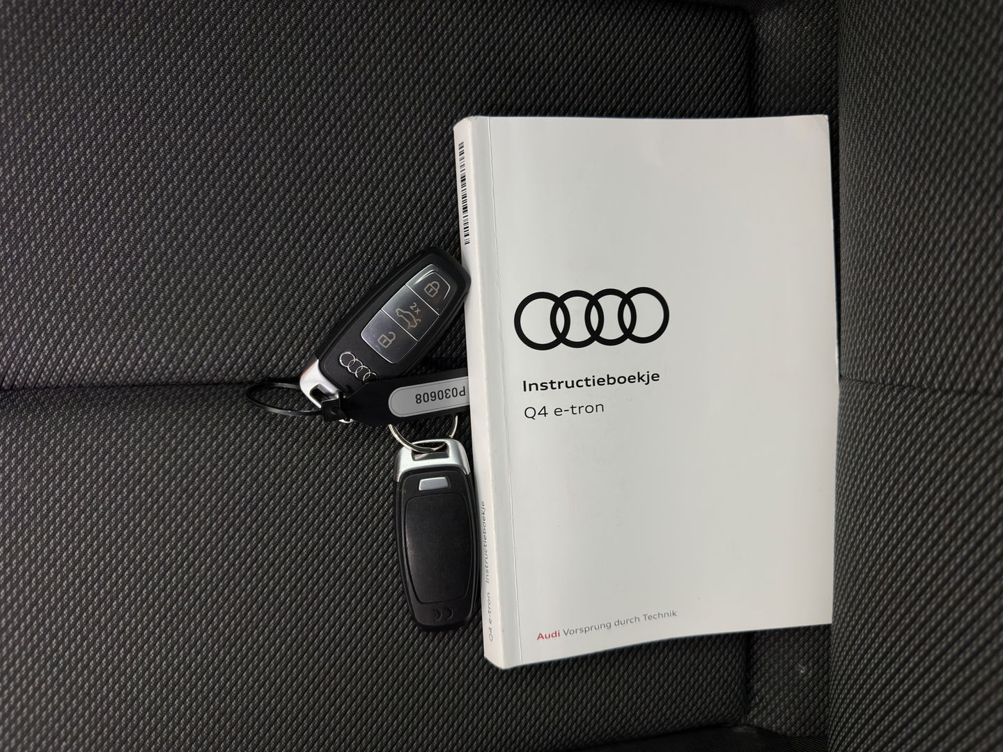 Audi Q4 e-tron 40 Launch edition Advanced Plus 77 kWh [3-Fase] {SOH-93%} (INCL-BTW) *HEATPUMP | ADAPT-CRUISE | MATRIX-LED | NAVI-FULLMAP | KEYLESS | CAMERA | DIGI-COCKPIT | DAB | AMBIENT-LIGHT | HEATED-SPORTSEATS | SHIFT-PADDLES | PRIVACY-GLASS | 19''ALU*