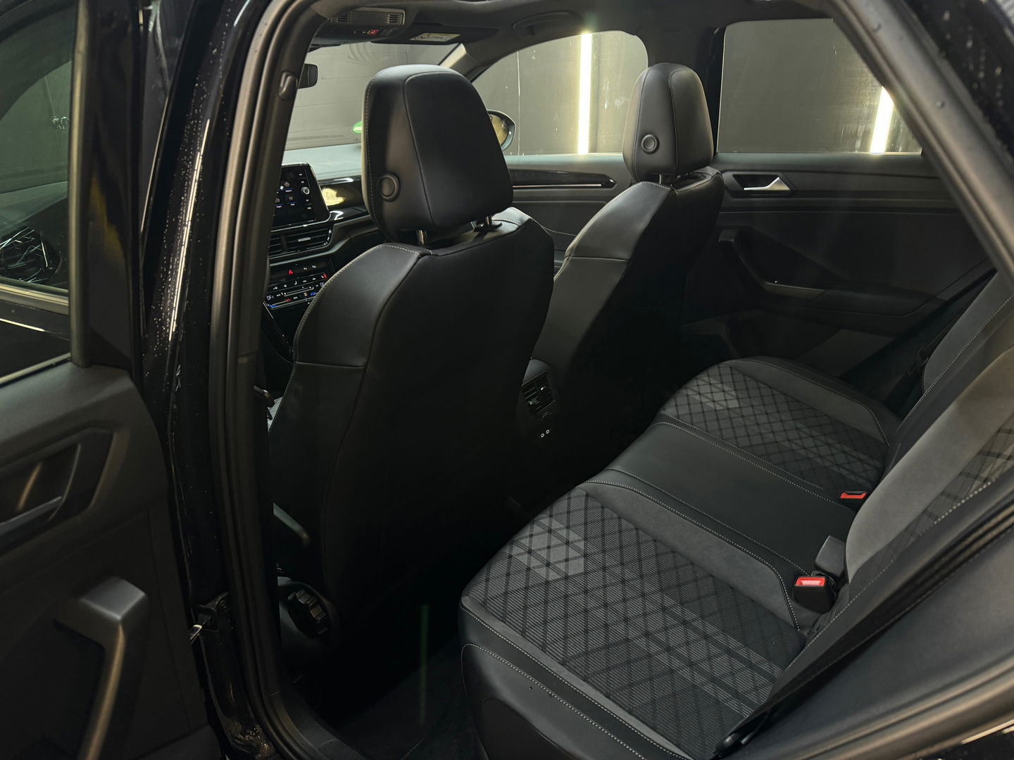 Volkswagen T-Roc 1.5 TSI R Line Pano|Keyless|IQ|Camera|Night