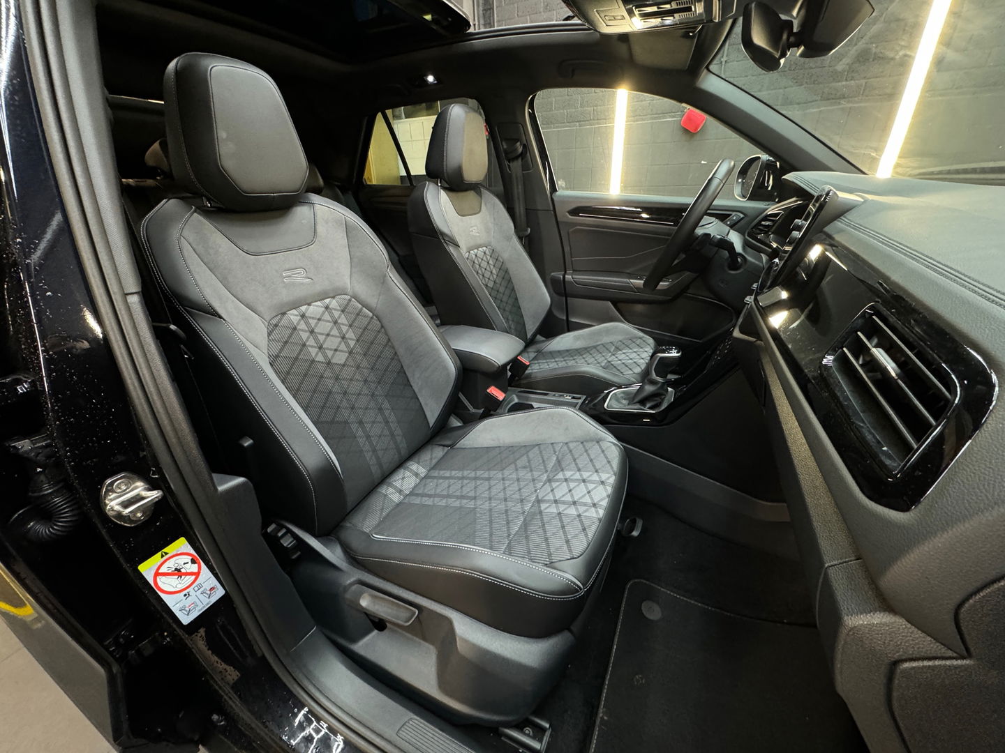 Volkswagen T-Roc 1.5 TSI R Line Pano|Keyless|IQ|Camera|Night