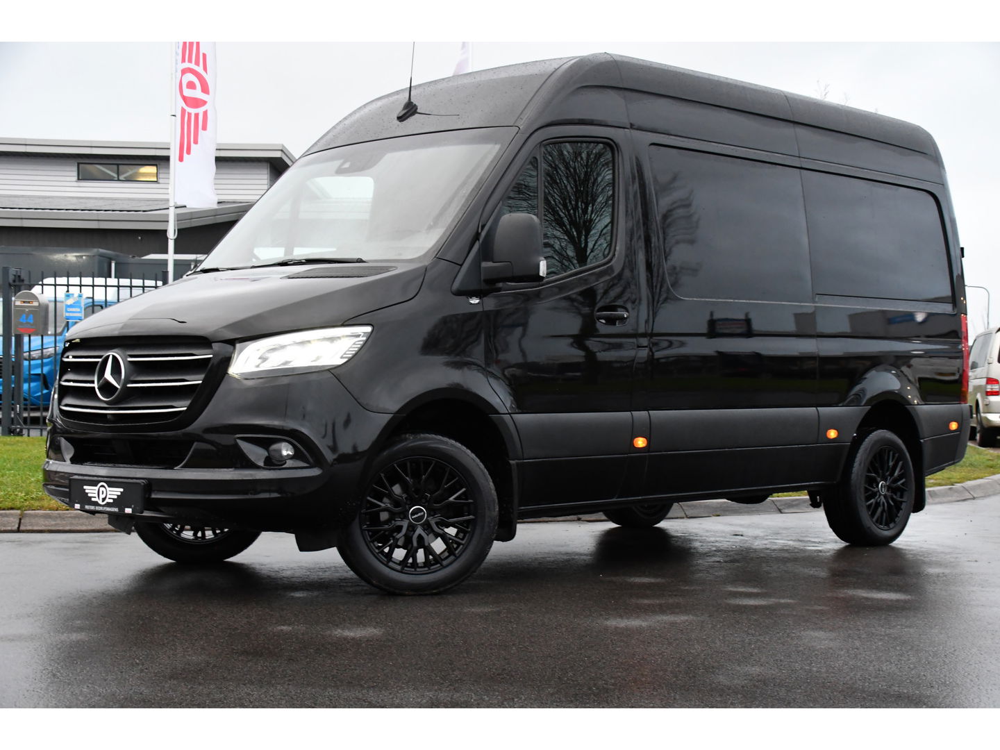 Mercedes-Benz Sprinter 316 2.2 CDI L2H2 Black Edition Adaptieve Cruise, 360 Camera, 10,5'' Mbux, Automaat, LED, 164pk, Stoelverwarming, Trekhaak, Uniek! VERKOCHT....