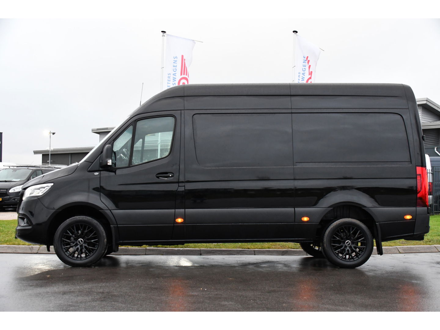 Mercedes-Benz Sprinter 316 2.2 CDI L2H2 Black Edition Adaptieve Cruise, 360 Camera, 10,5'' Mbux, Automaat, LED, 164pk, Stoelverwarming, Trekhaak, Uniek! VERKOCHT....