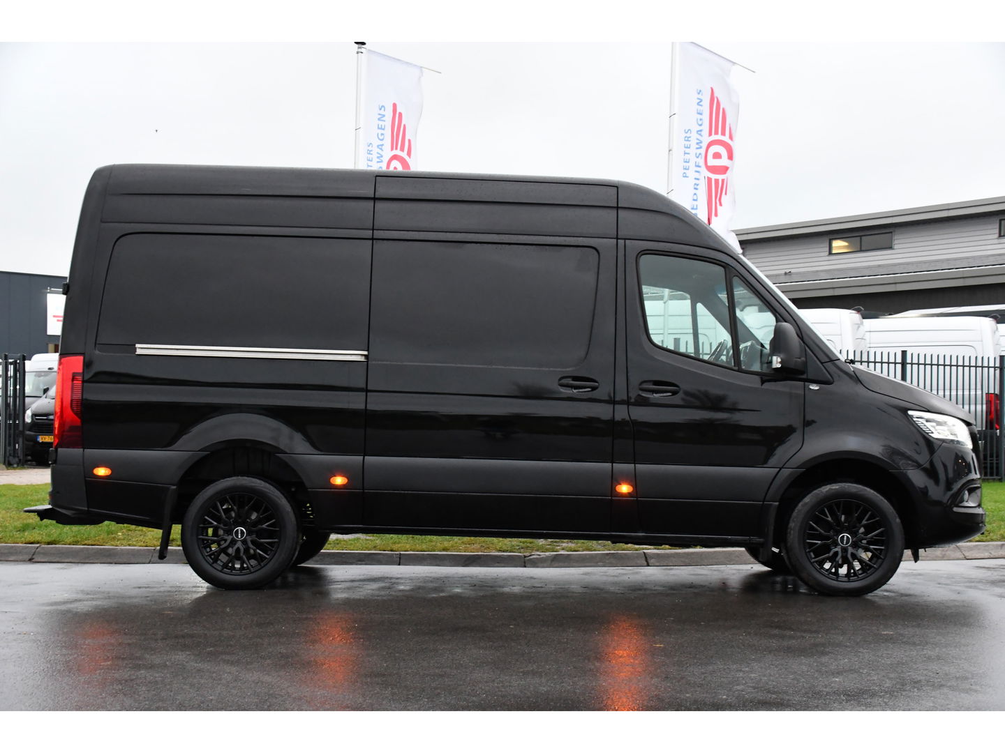 Mercedes-Benz Sprinter 316 2.2 CDI L2H2 Black Edition Adaptieve Cruise, 360 Camera, 10,5'' Mbux, Automaat, LED, 164pk, Stoelverwarming, Trekhaak, Uniek! VERKOCHT....