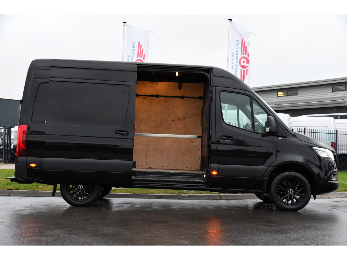 Mercedes-Benz Sprinter 316 2.2 CDI L2H2 Black Edition Adaptieve Cruise, 360 Camera, 10,5'' Mbux, Automaat, LED, 164pk, Stoelverwarming, Trekhaak, Uniek! VERKOCHT....