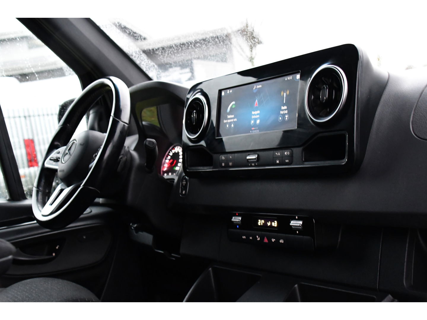 Mercedes-Benz Sprinter 316 2.2 CDI L2H2 Black Edition Adaptieve Cruise, 360 Camera, 10,5'' Mbux, Automaat, LED, 164pk, Stoelverwarming, Trekhaak, Uniek! VERKOCHT....