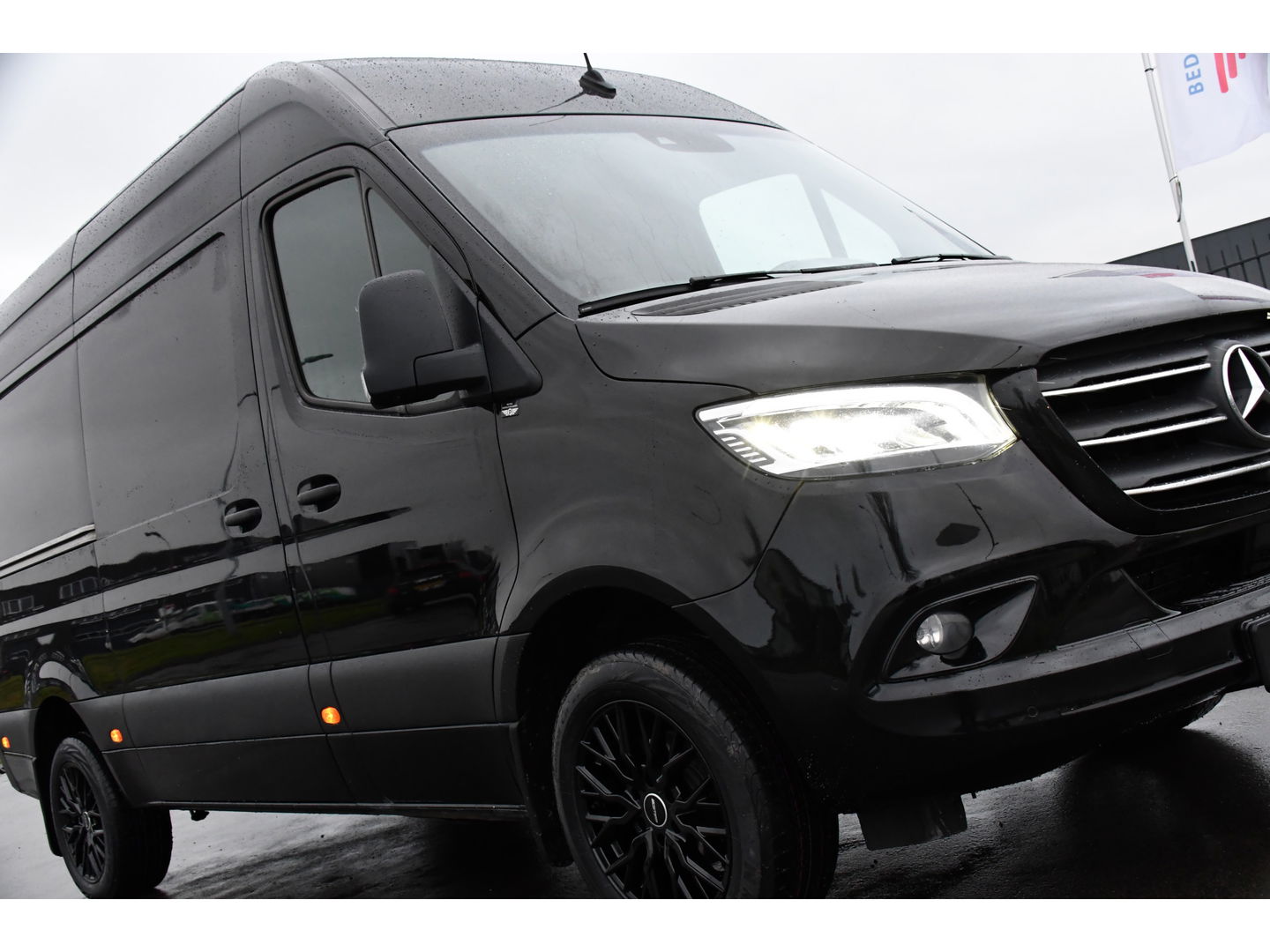 Mercedes-Benz Sprinter 316 2.2 CDI L2H2 Black Edition Adaptieve Cruise, 360 Camera, 10,5'' Mbux, Automaat, LED, 164pk, Stoelverwarming, Trekhaak, Uniek! VERKOCHT....