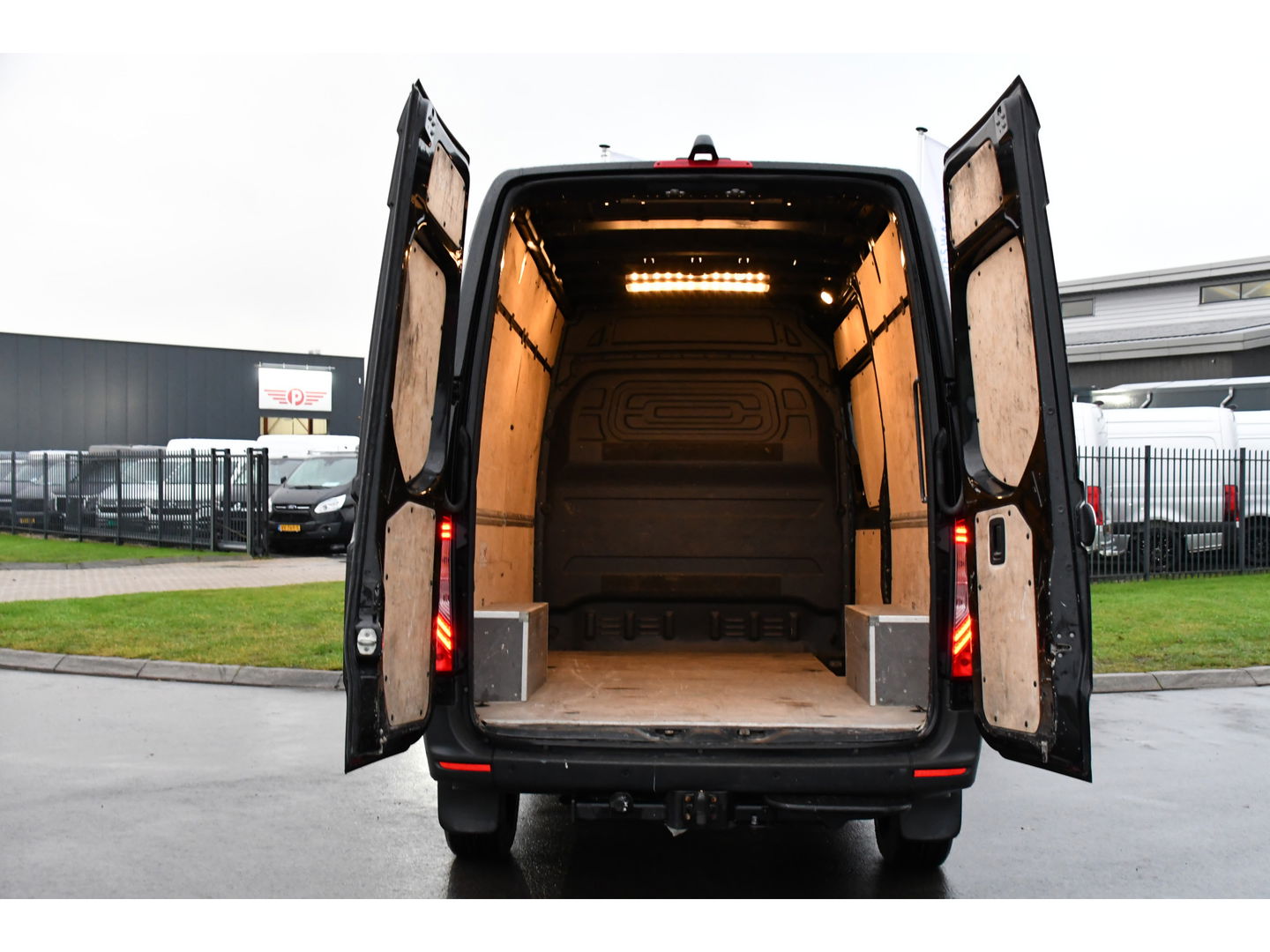 Mercedes-Benz Sprinter 316 2.2 CDI L2H2 Black Edition Adaptieve Cruise, 360 Camera, 10,5'' Mbux, Automaat, LED, 164pk, Stoelverwarming, Trekhaak, Uniek! VERKOCHT....