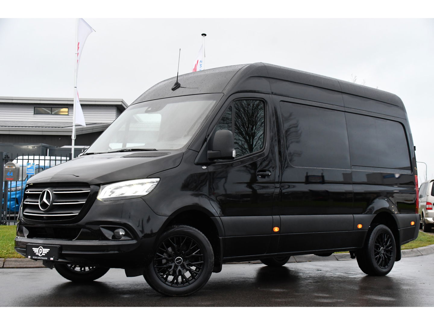 Mercedes-Benz Sprinter 316 2.2 CDI L2H2 Black Edition Adaptieve Cruise, 360 Camera, 10,5'' Mbux, Automaat, LED, 164pk, Stoelverwarming, Trekhaak, Uniek! VERKOCHT....