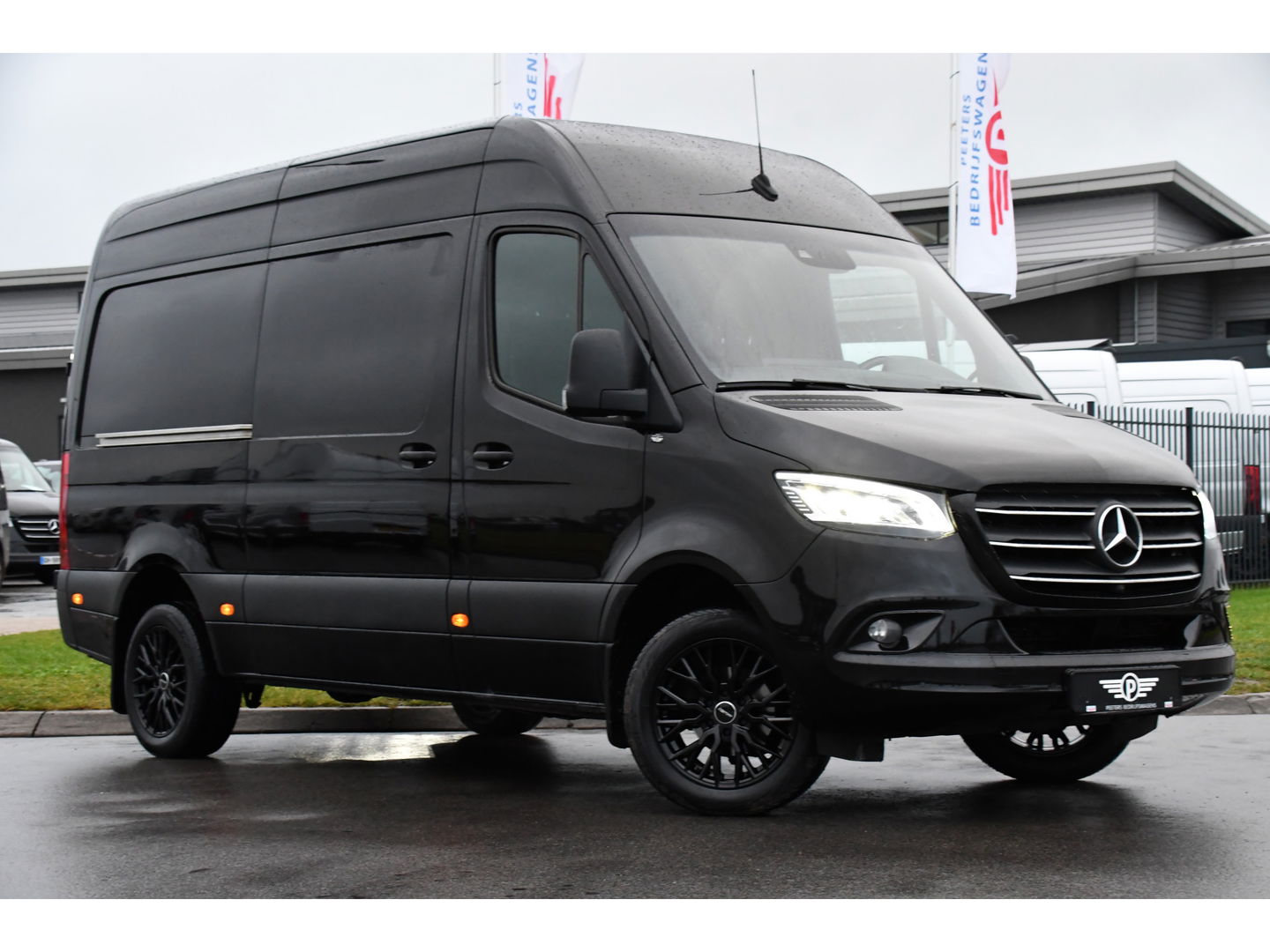 Mercedes-Benz Sprinter 316 2.2 CDI L2H2 Black Edition Adaptieve Cruise, 360 Camera, 10,5'' Mbux, Automaat, LED, 164pk, Stoelverwarming, Trekhaak, Uniek! VERKOCHT....