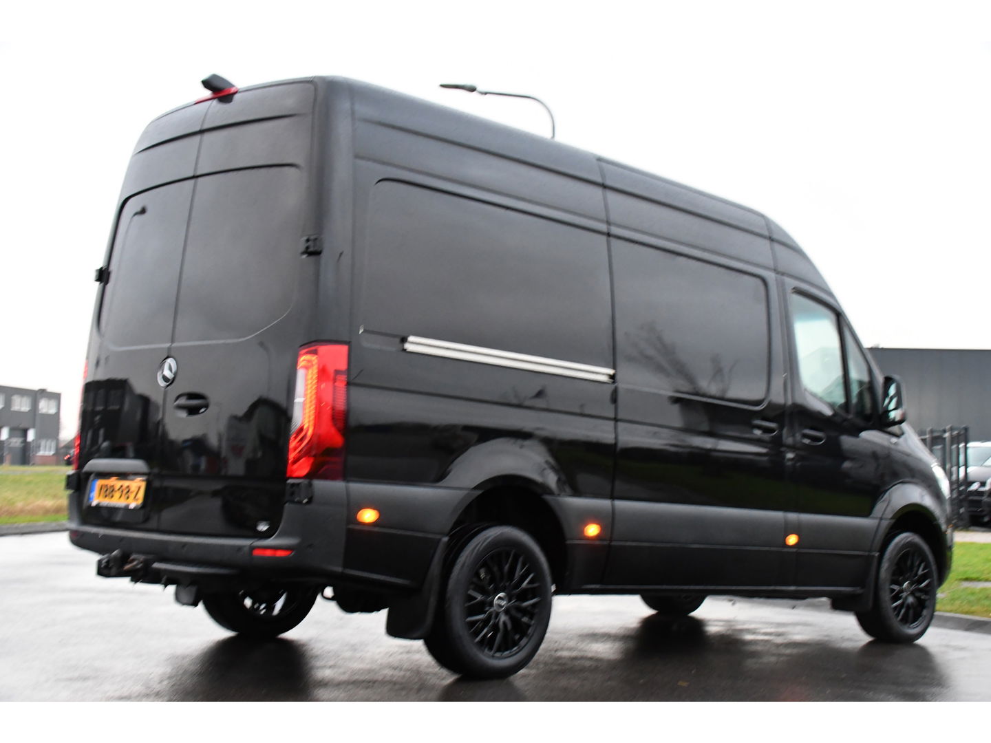 Mercedes-Benz Sprinter 316 2.2 CDI L2H2 Black Edition Adaptieve Cruise, 360 Camera, 10,5'' Mbux, Automaat, LED, 164pk, Stoelverwarming, Trekhaak, Uniek! VERKOCHT....