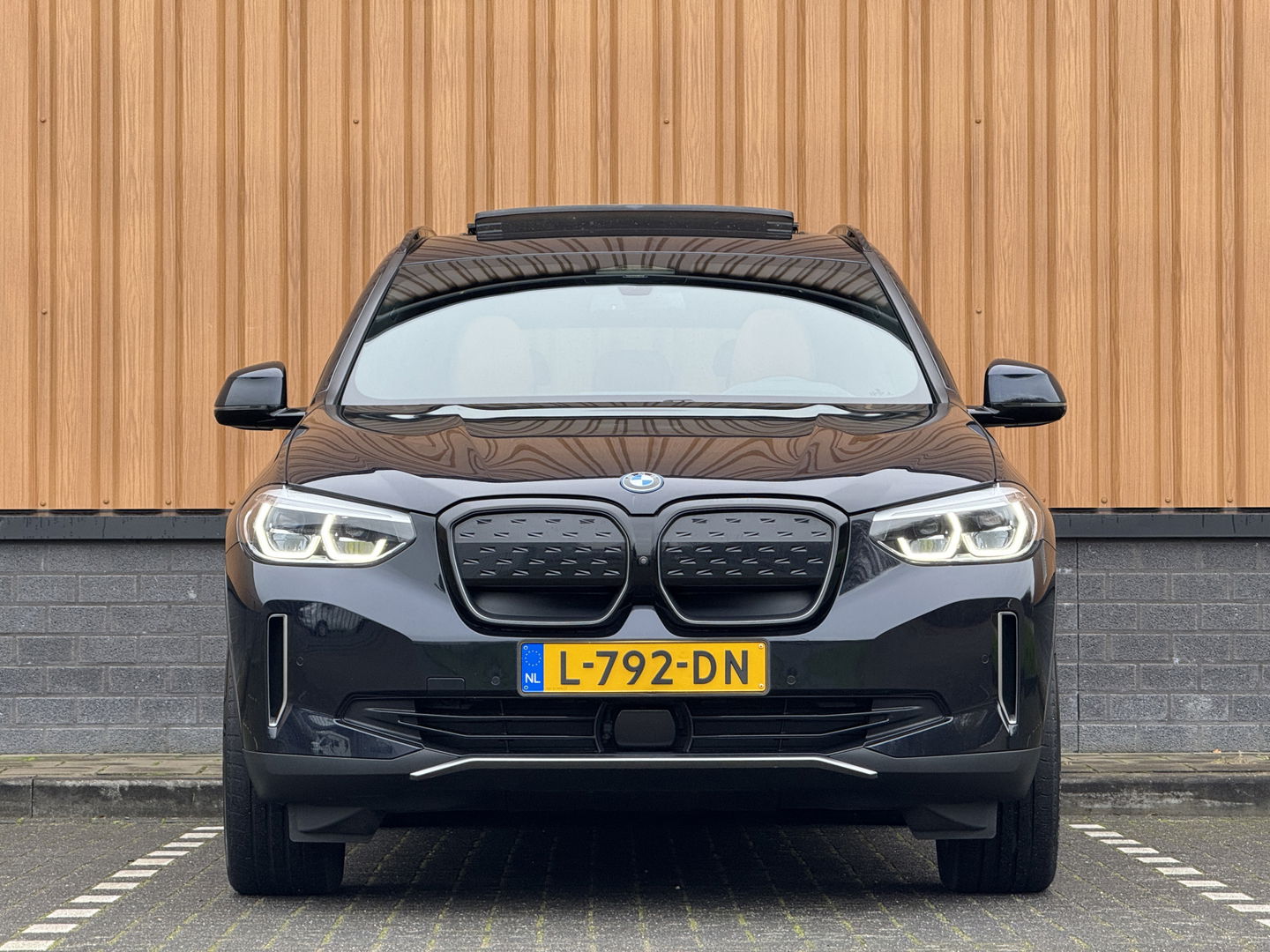 BMW iX3 High Executive 80 kWh | Handel / Export | €23.884,- ex BTW | SOH 96,8 % | Panoramadak | Apple Carplay | Keyless | Sfeerverlichting | HUD | BLIS | Navigatie | Cruise Control |