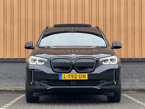 BMW iX3 High Executive 80 kWh | Handel / Export | €23.884,- ex BTW | SOH 96,8 % | Panoramadak | Apple Carplay | Keyless | Sfeerverlichting | HUD | BLIS | Navigatie | Cruise Control |