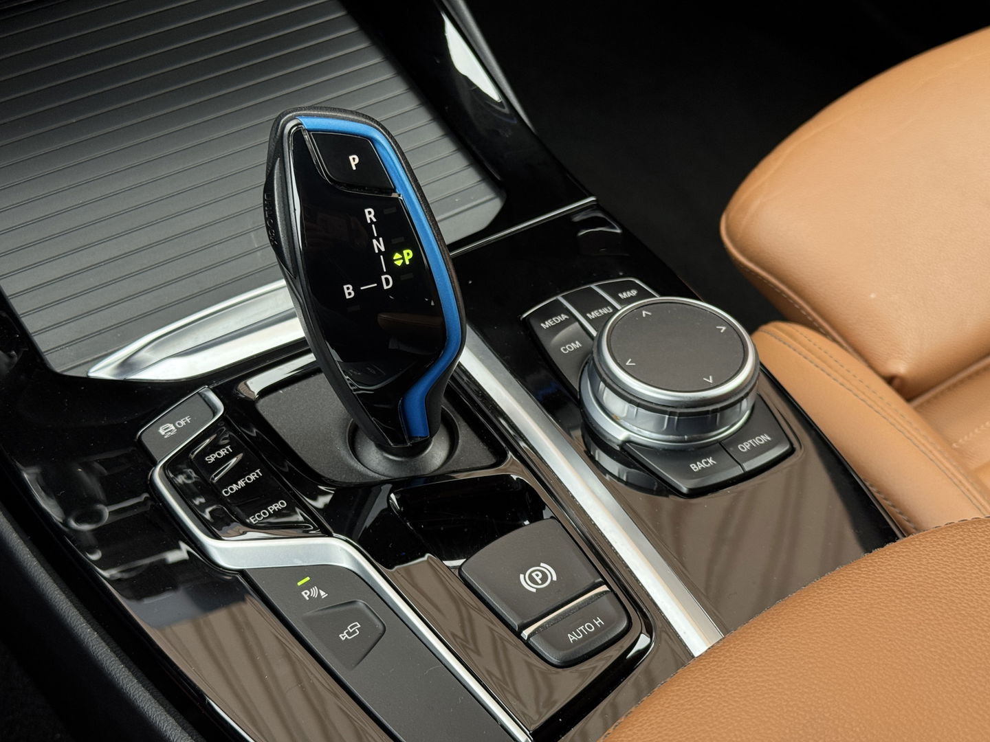 BMW iX3 High Executive 80 kWh | Handel / Export | €23.884,- ex BTW | SOH 96,8 % | Panoramadak | Apple Carplay | Keyless | Sfeerverlichting | HUD | BLIS | Navigatie | Cruise Control |