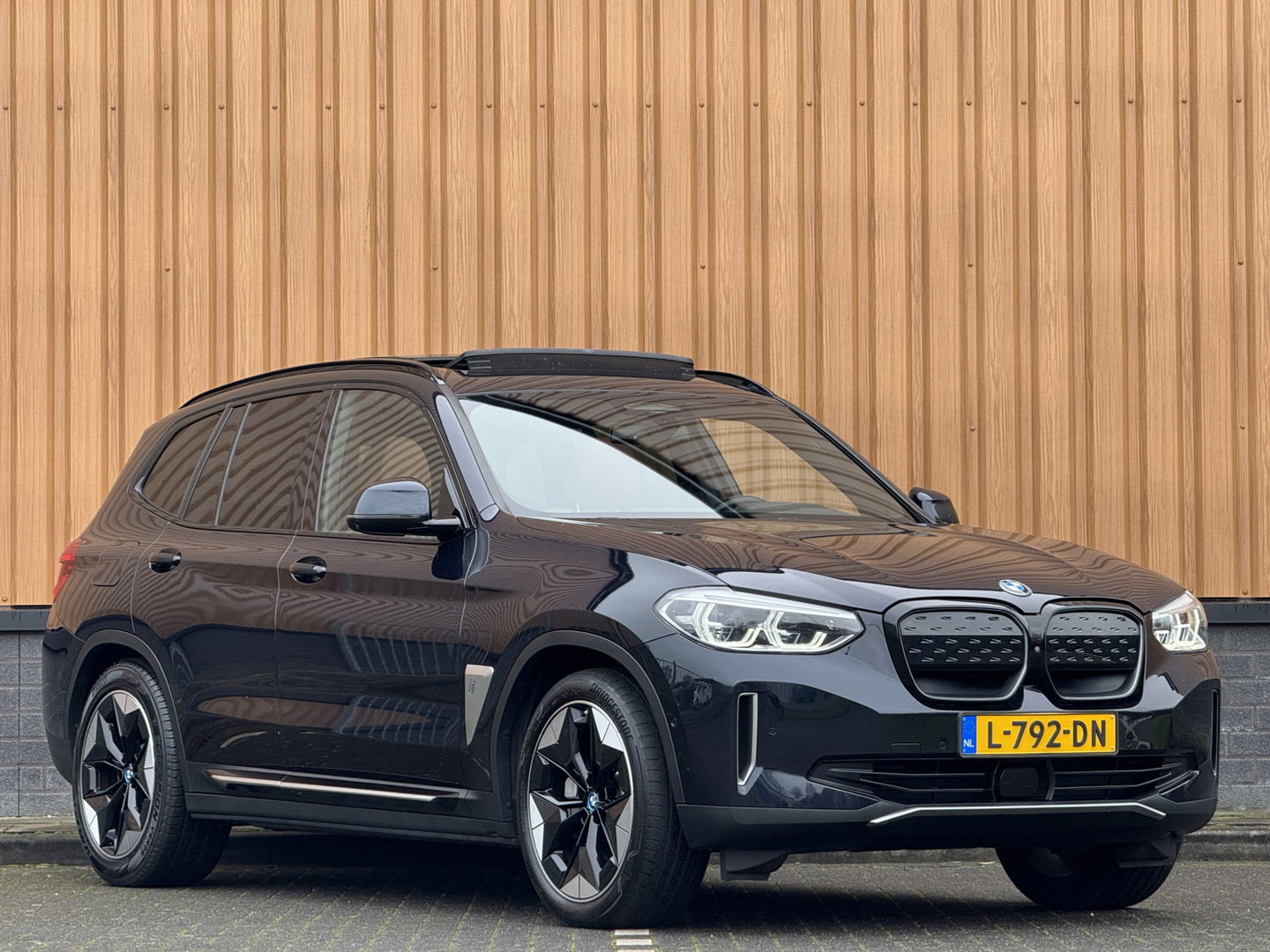 BMW iX3 High Executive 80 kWh | Handel / Export | €23.884,- ex BTW | SOH 96,8 % | Panoramadak | Apple Carplay | Keyless | Sfeerverlichting | HUD | BLIS | Navigatie | Cruise Control |