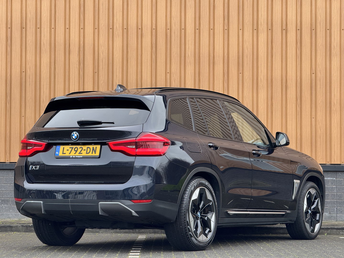 BMW iX3 High Executive 80 kWh | Handel / Export | €23.884,- ex BTW | SOH 96,8 % | Panoramadak | Apple Carplay | Keyless | Sfeerverlichting | HUD | BLIS | Navigatie | Cruise Control |