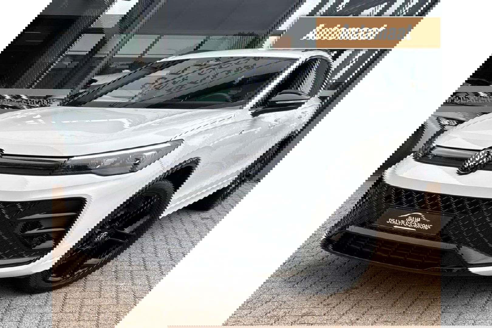 Volkswagen Tiguan 2.0 TDI R-LINE AUTOMAAT 150PK AIRCO NAVI BIGSCREEN PDC-CAMERA MASSAGE.